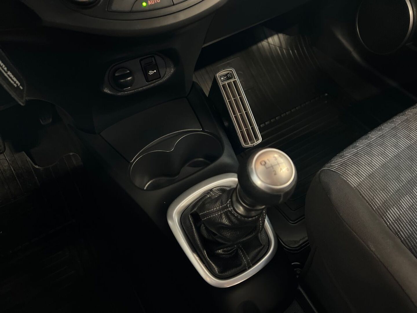TOYOTA Yaris 2016