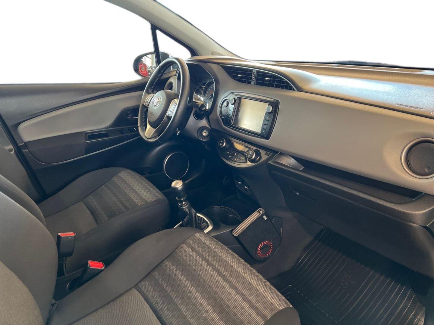 TOYOTA Yaris 2016