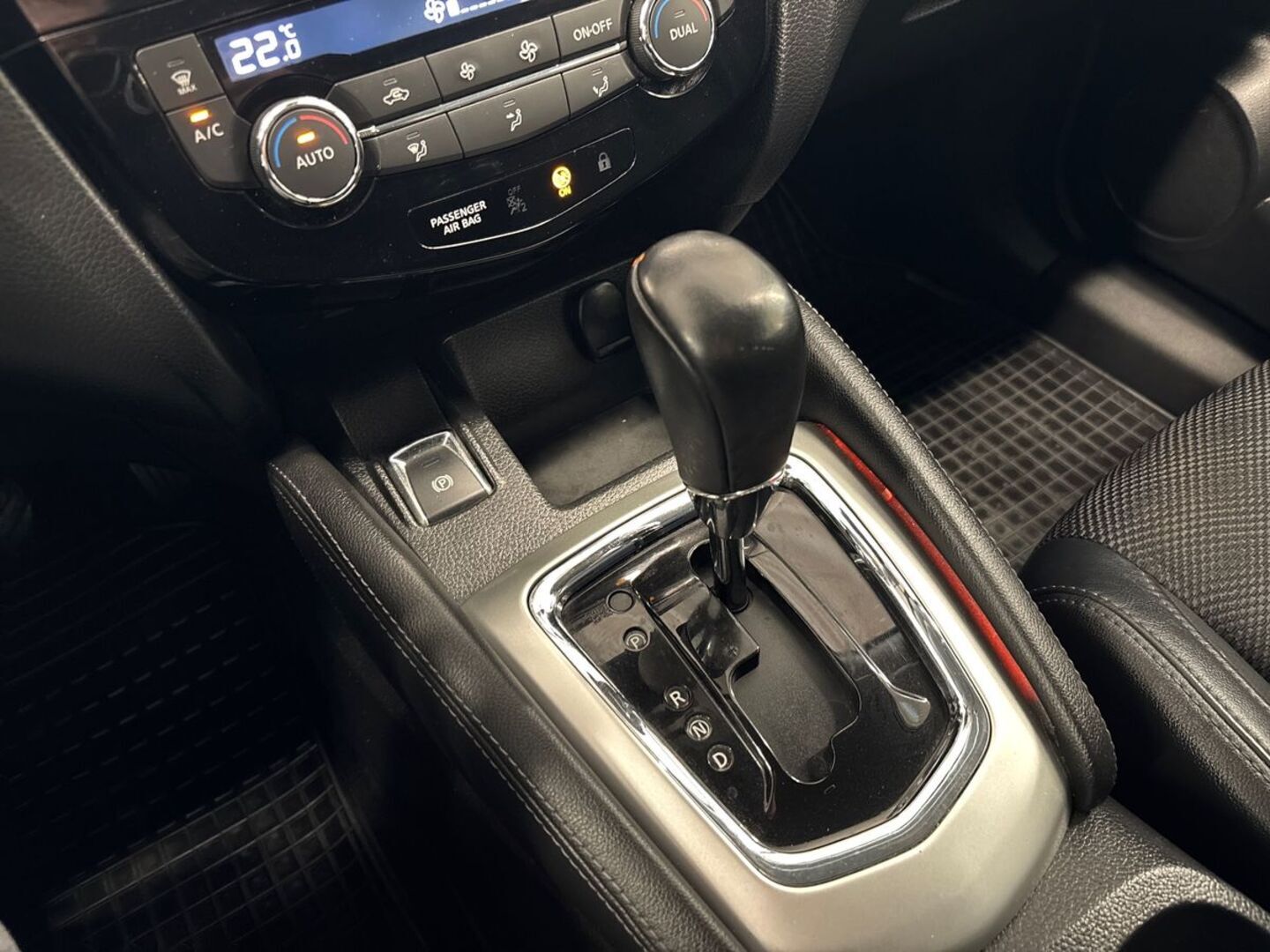 NISSAN Qashqai 2015