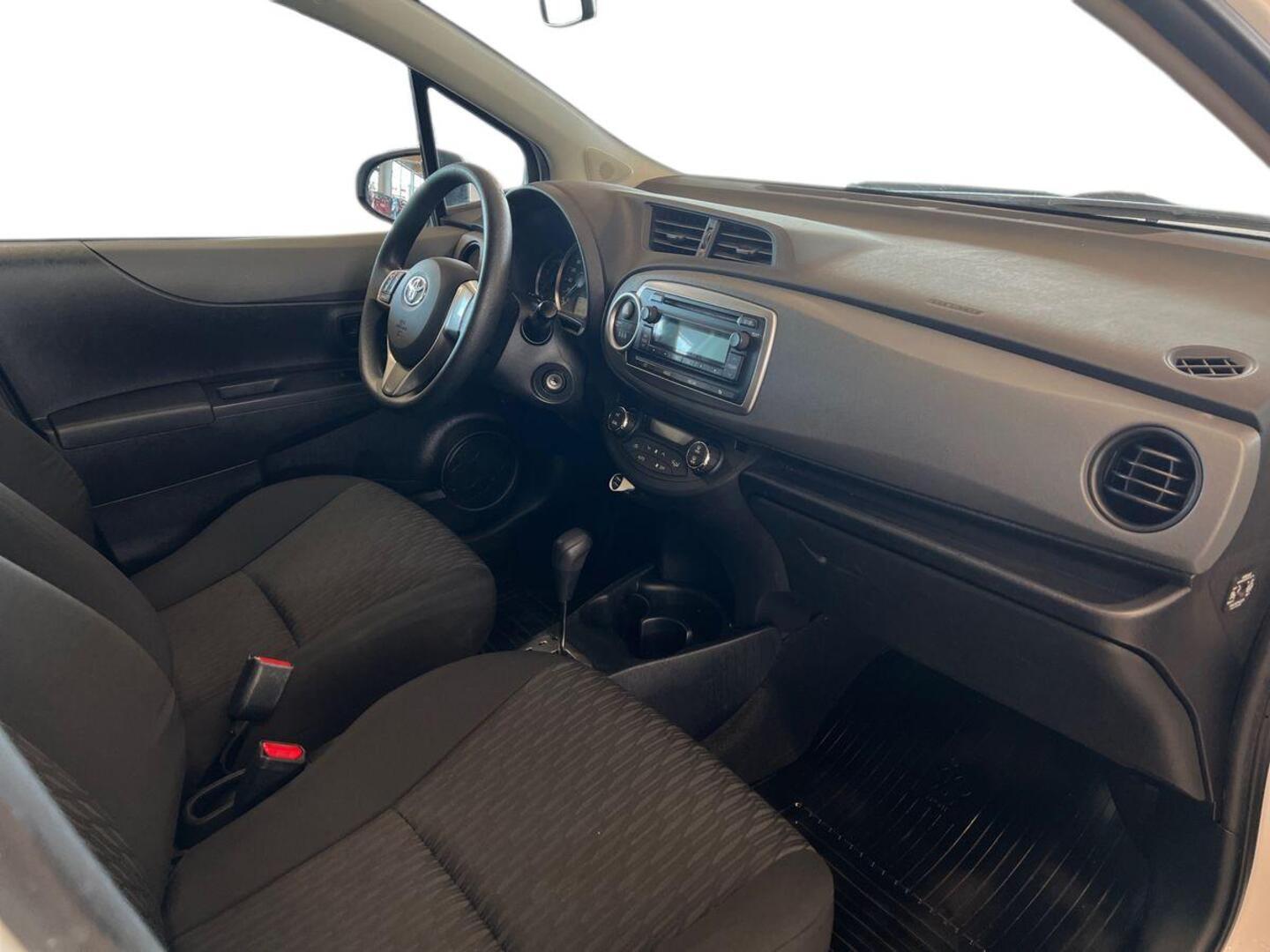TOYOTA Yaris 2013