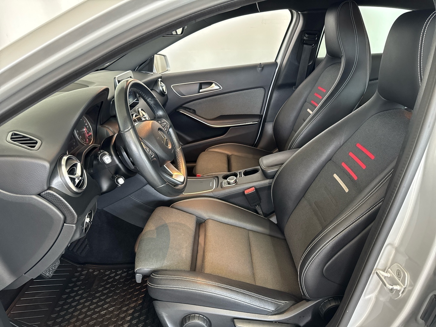 MERCEDES-BENZ A 2017