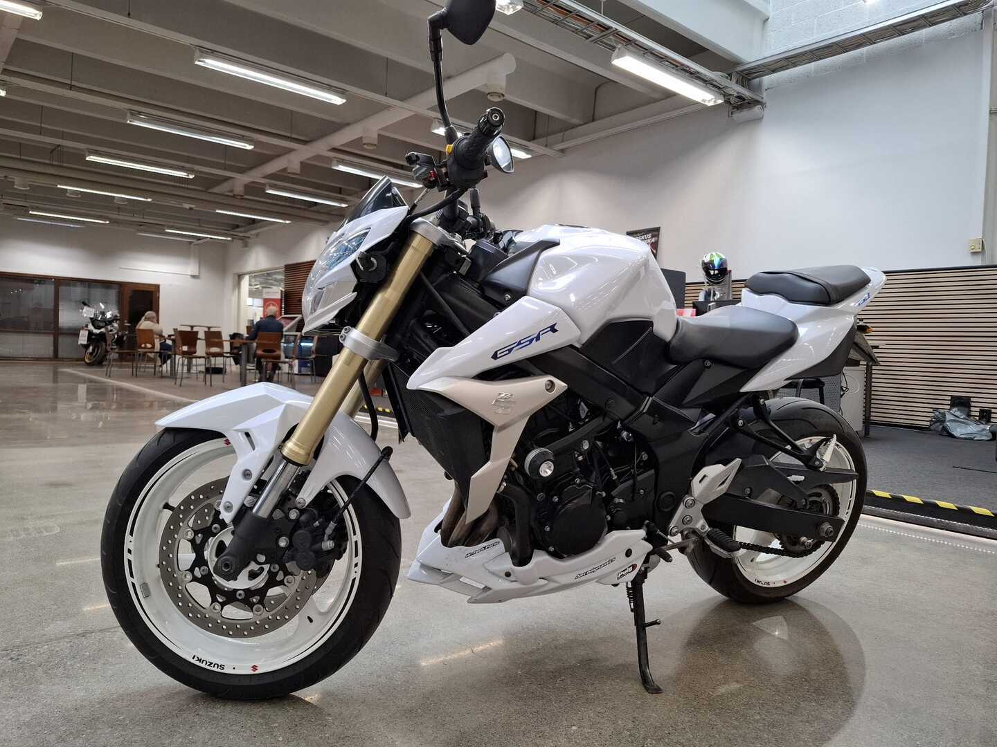 SUZUKI GSR 2011