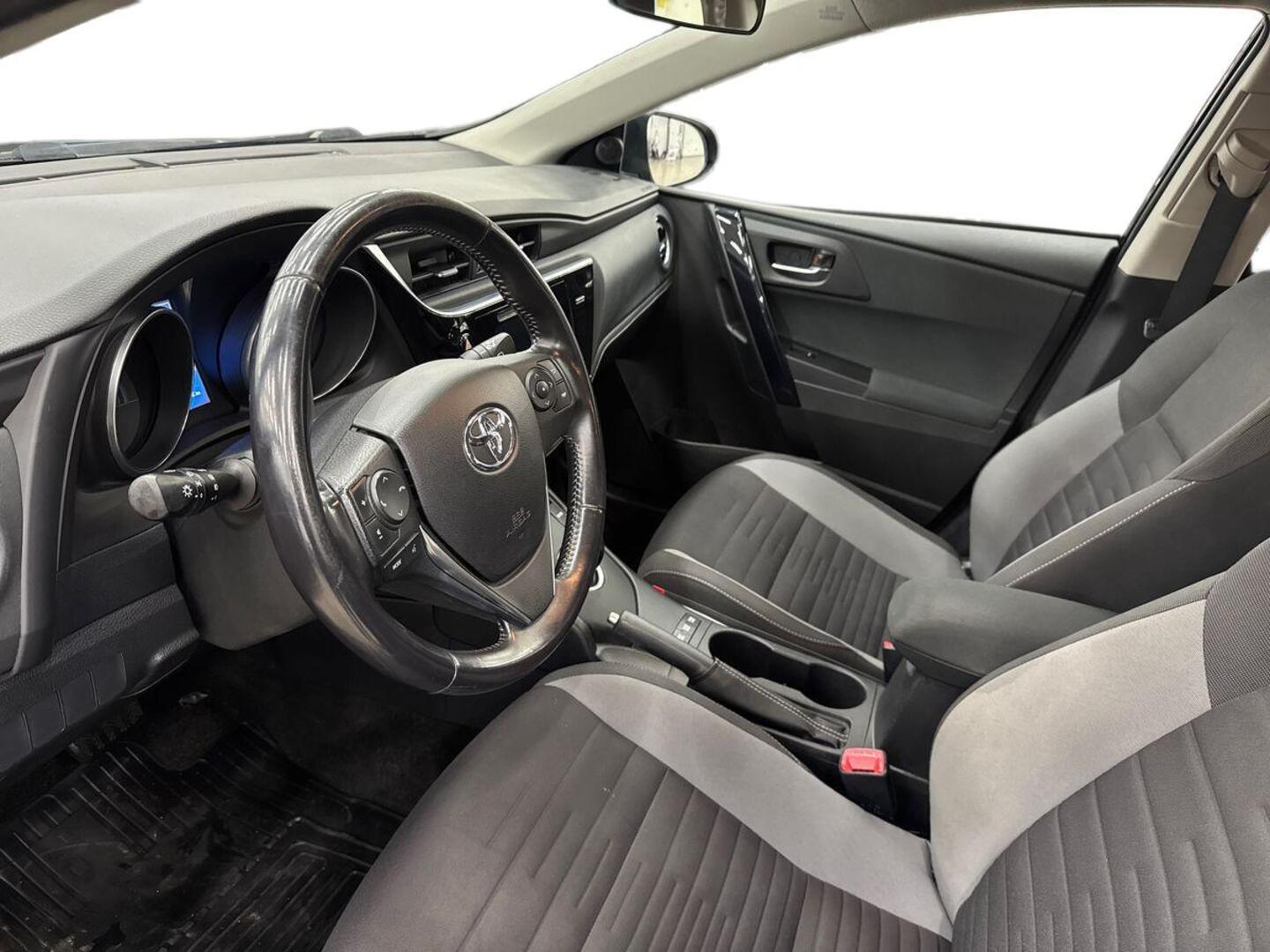 TOYOTA Auris 2015