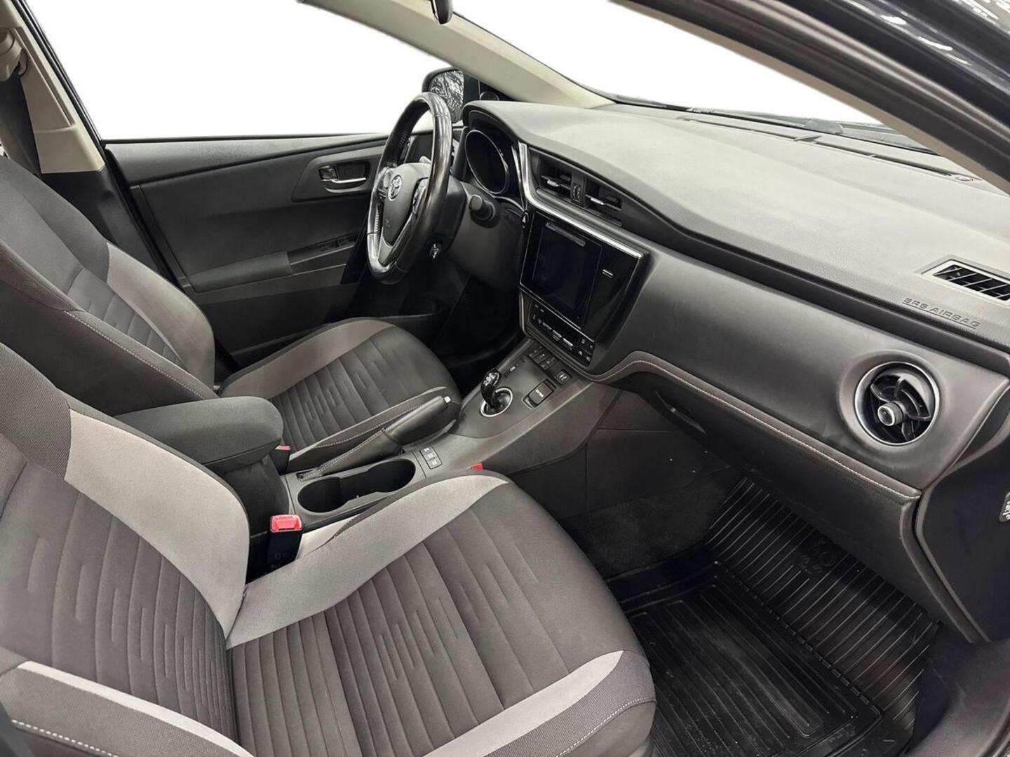 TOYOTA Auris 2015