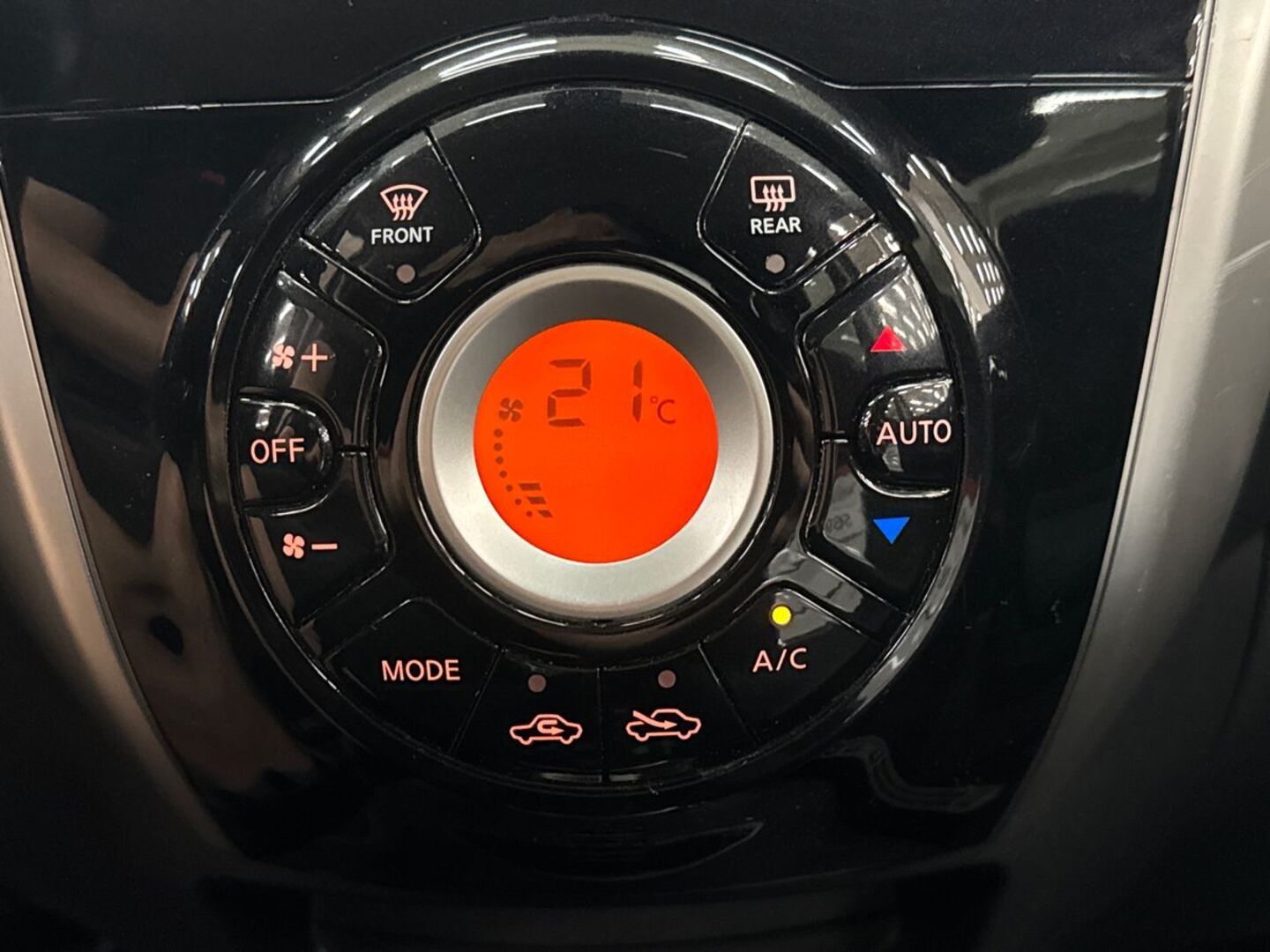 NISSAN Note 2015