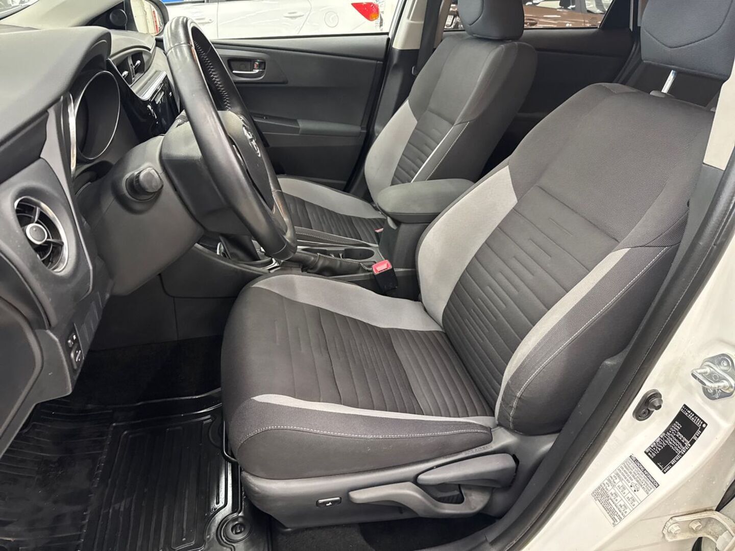 TOYOTA Auris 2017