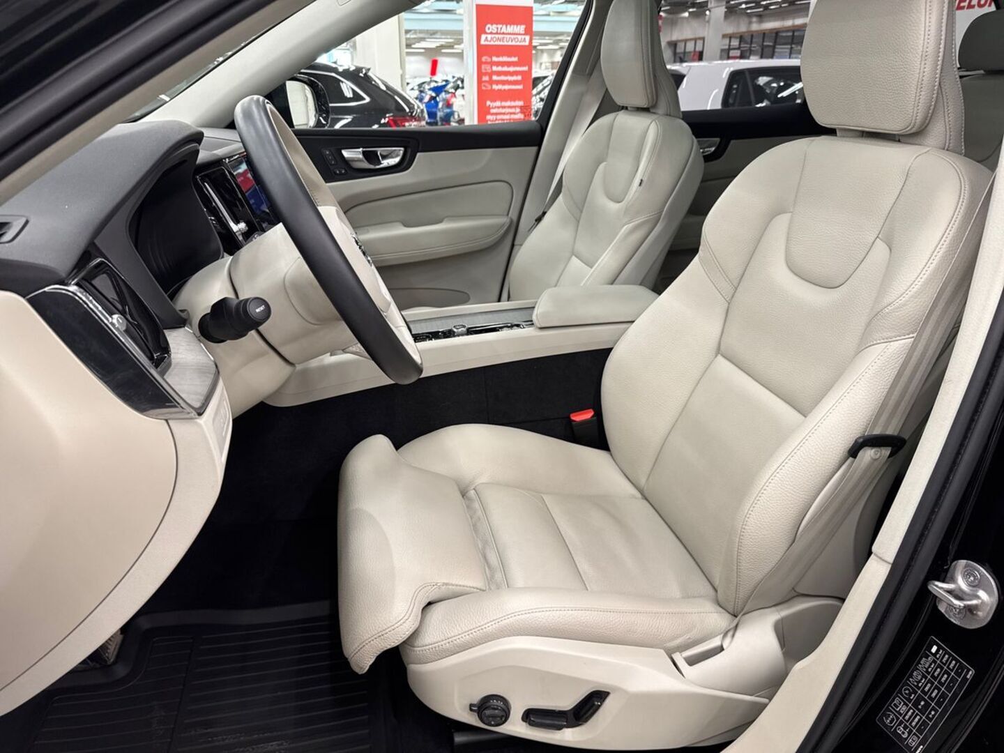VOLVO XC60 2023