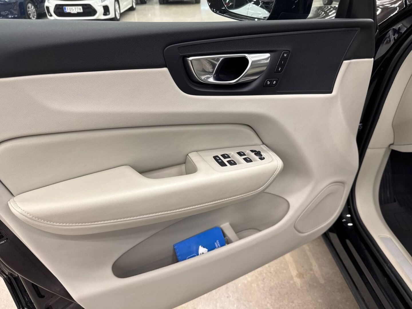 VOLVO XC60 2023