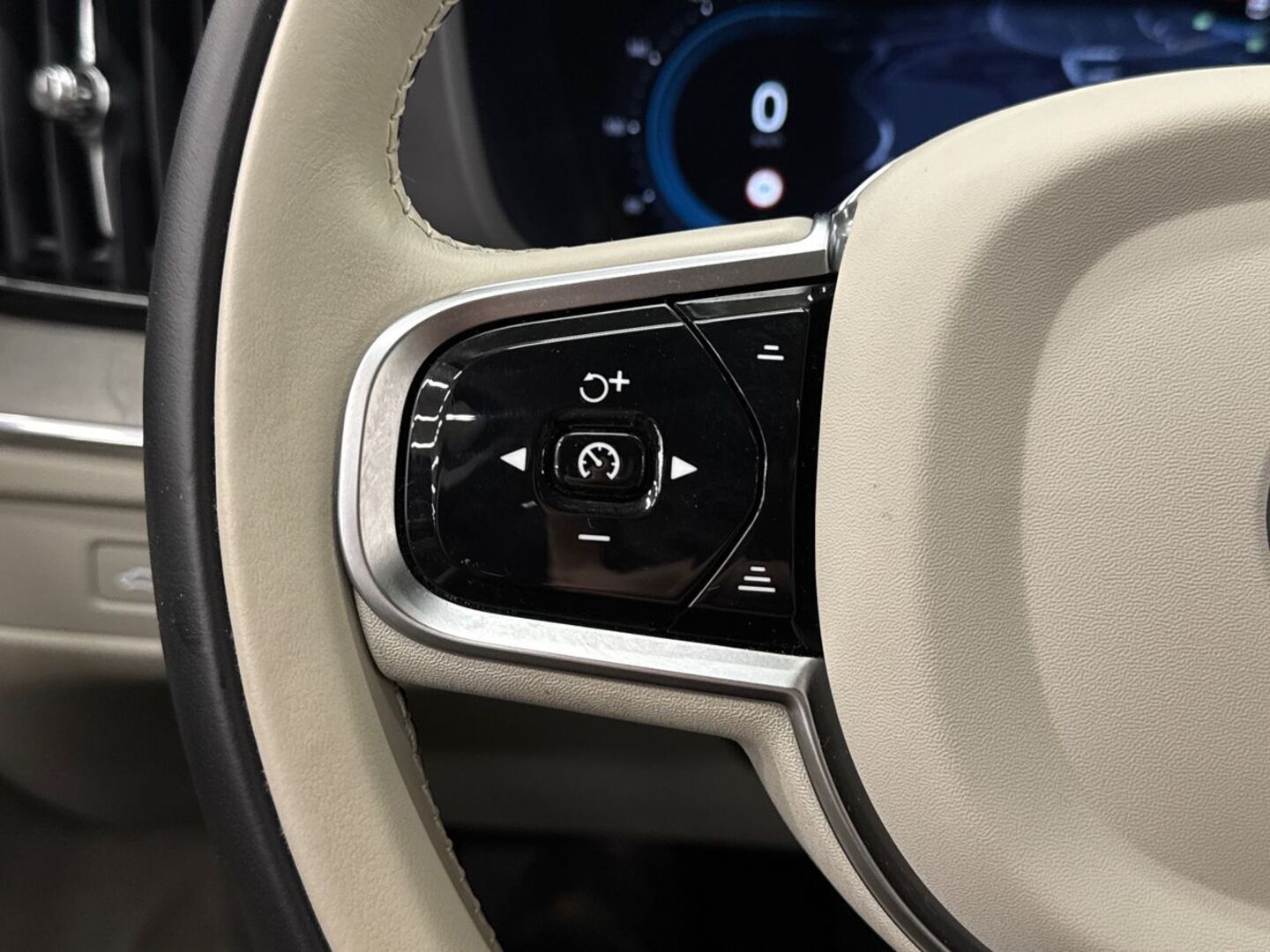 VOLVO XC60 2023