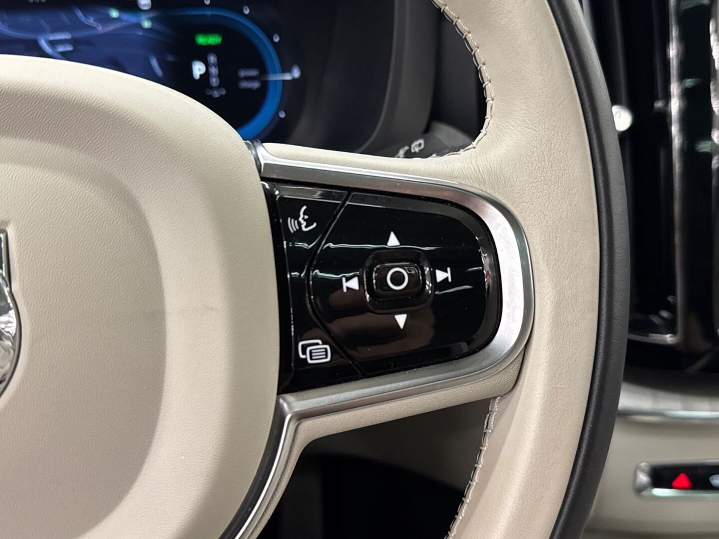 VOLVO XC60 2023
