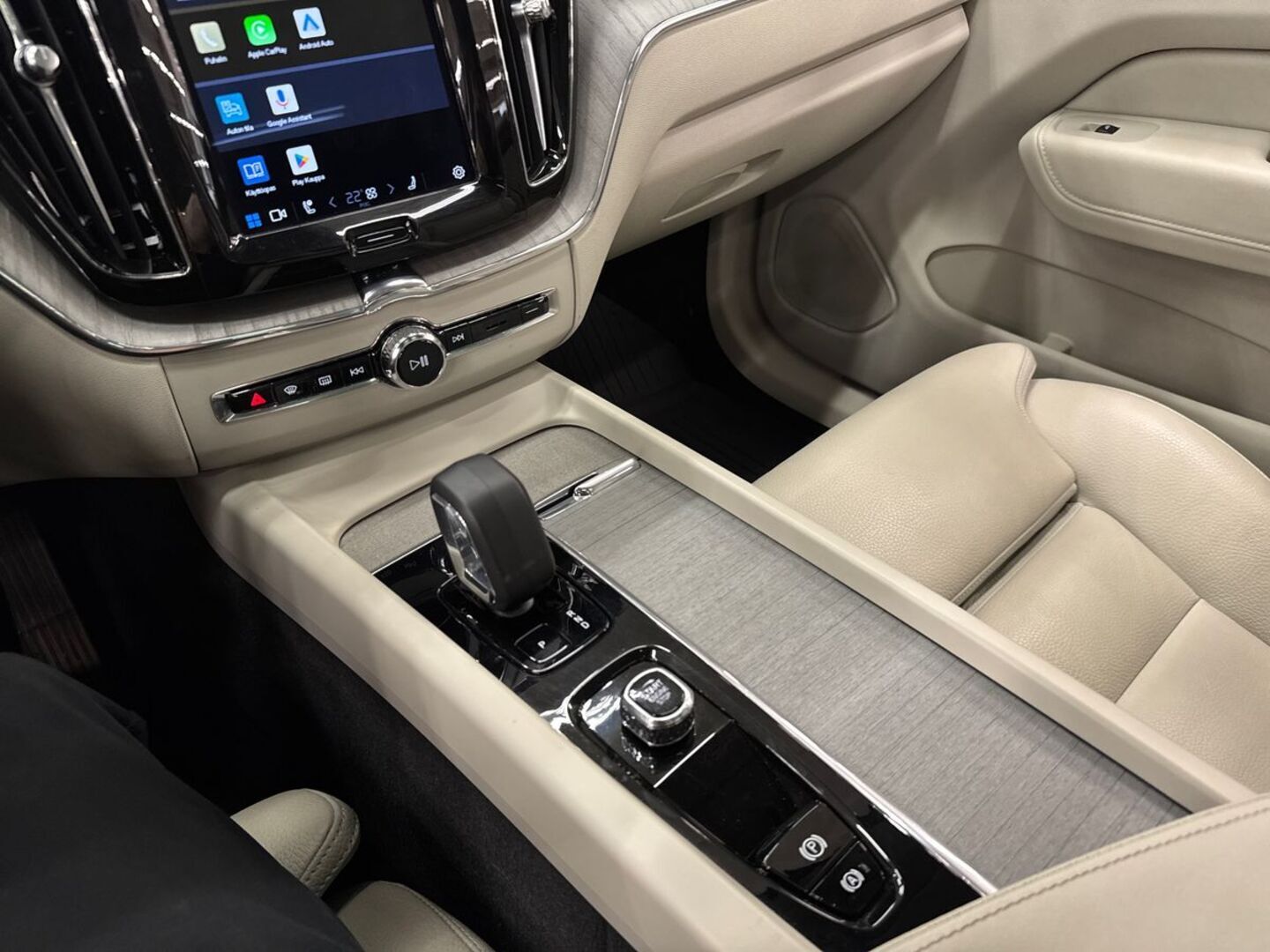 VOLVO XC60 2023
