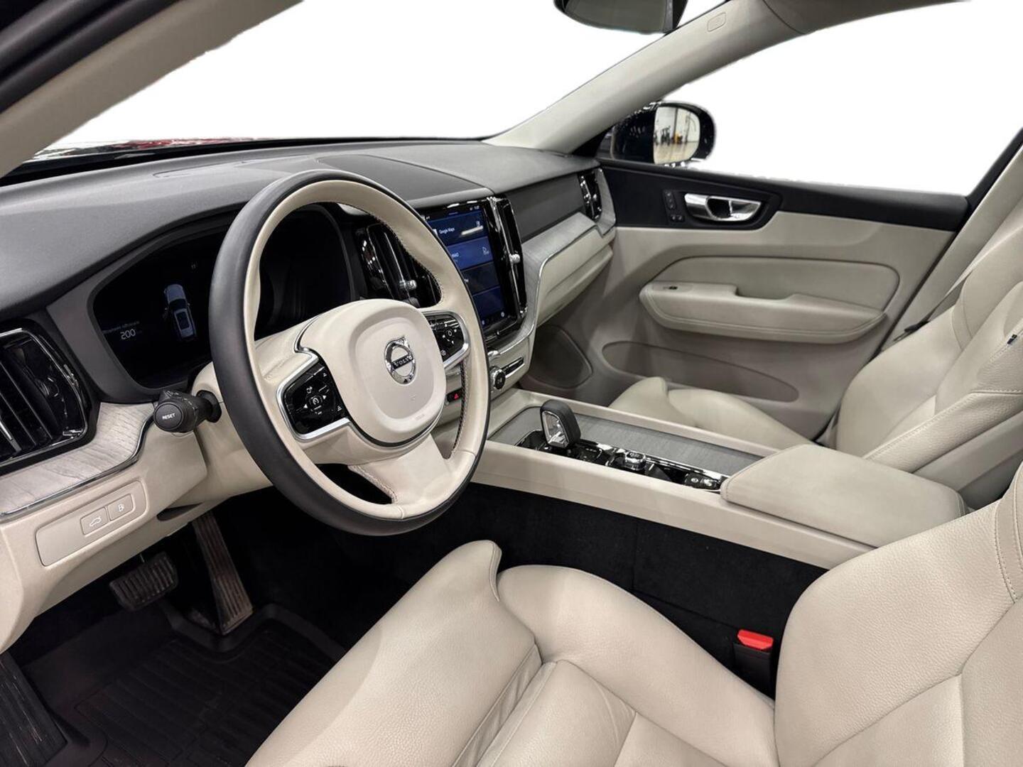 VOLVO XC60 2023