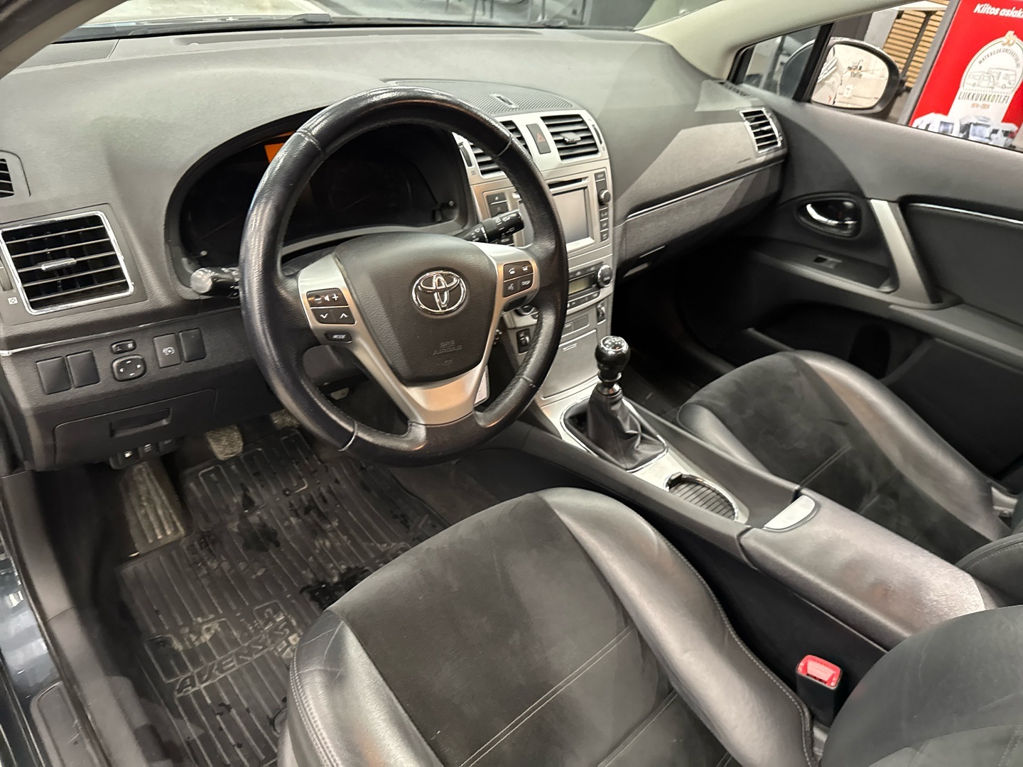 TOYOTA Avensis 2015