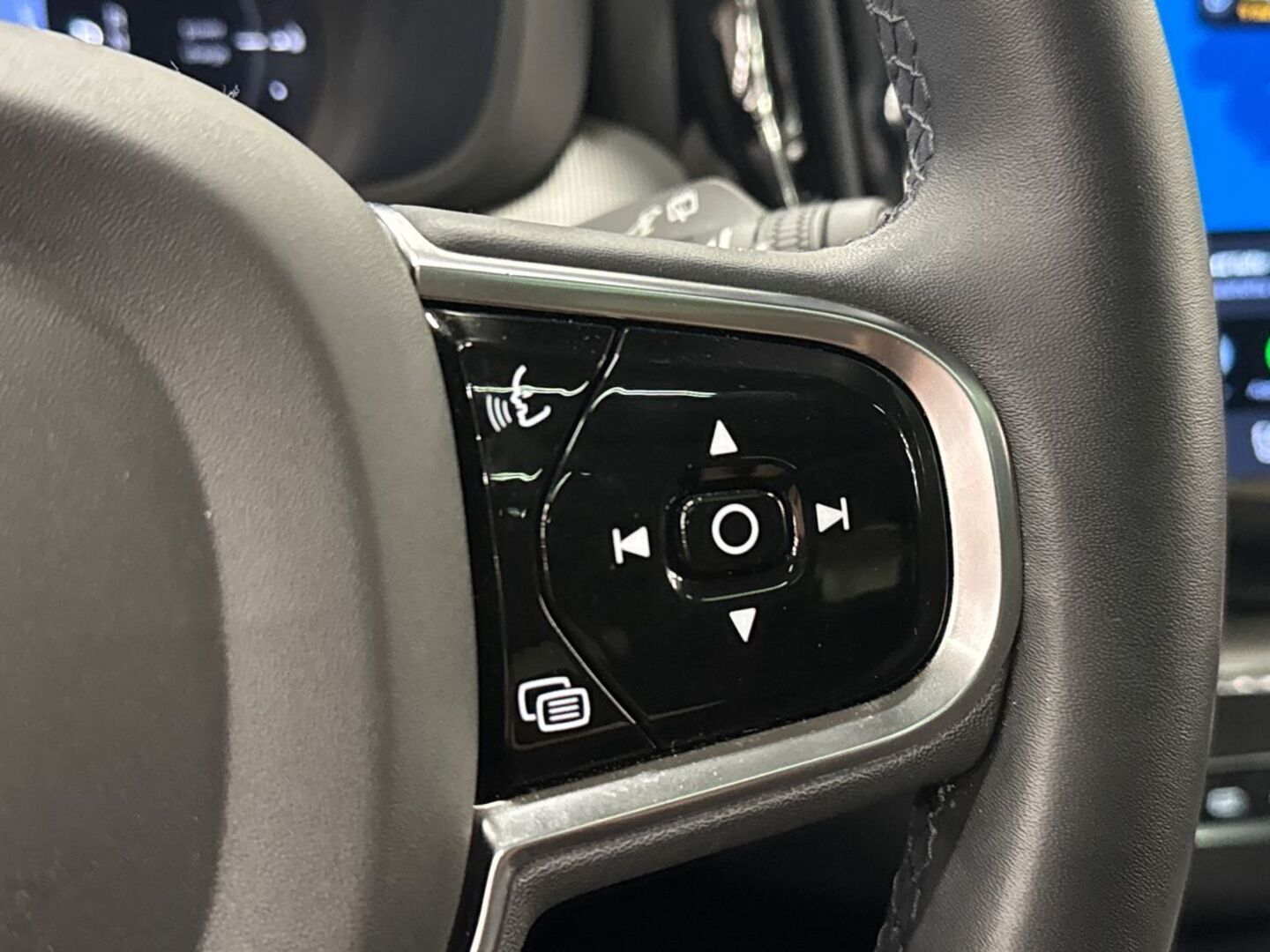 VOLVO XC60 2023