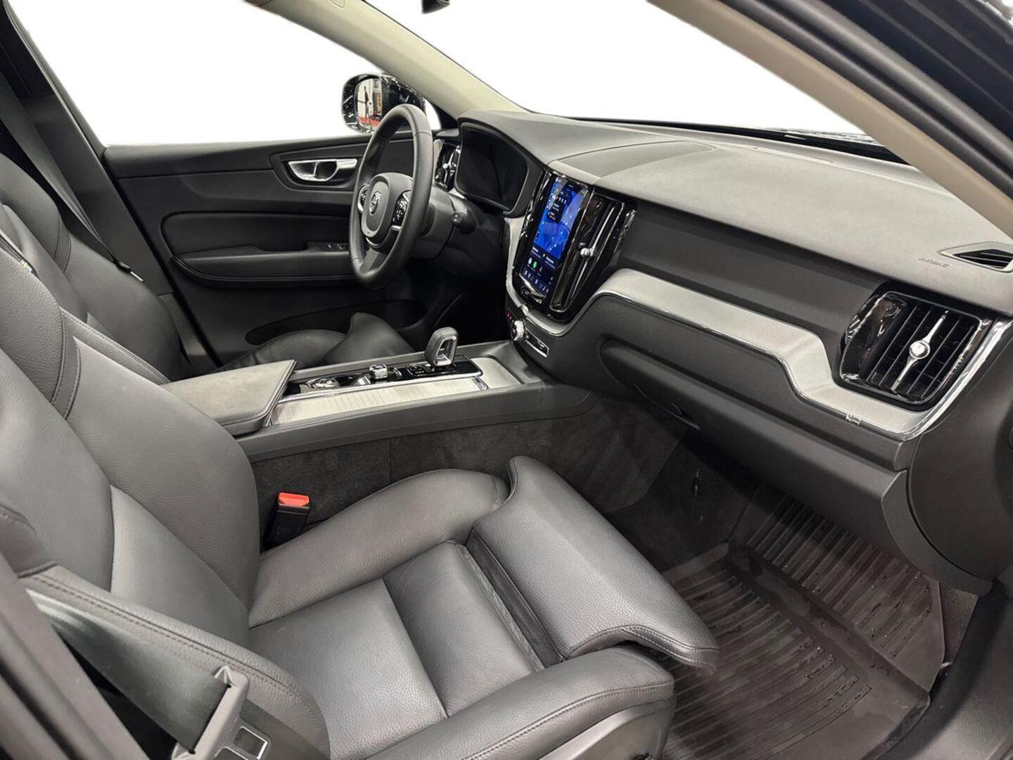 VOLVO XC60 2023