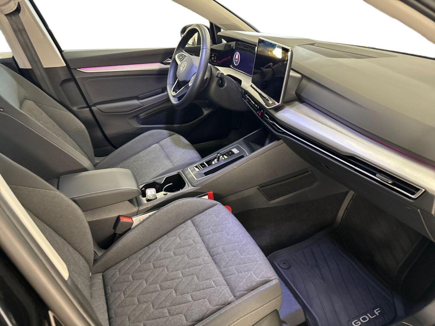 VOLKSWAGEN Golf 2025