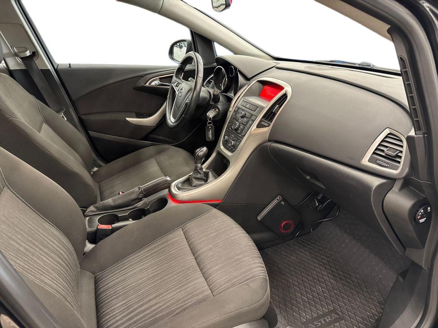 OPEL Astra 2012