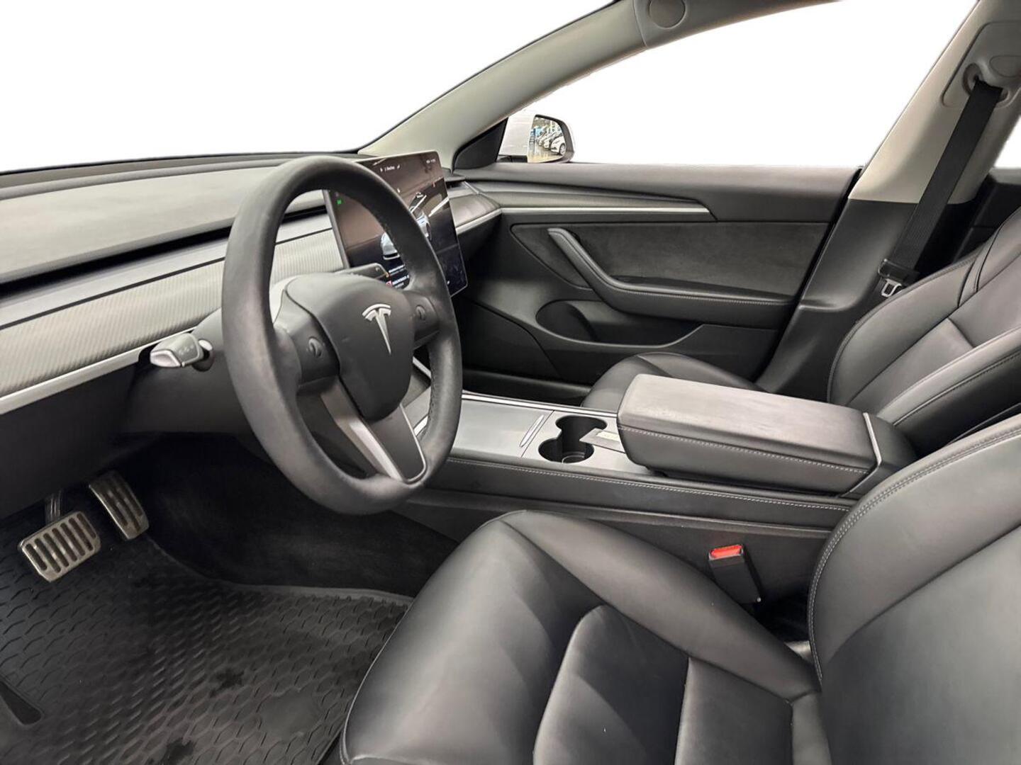 TESLA Model 3 6