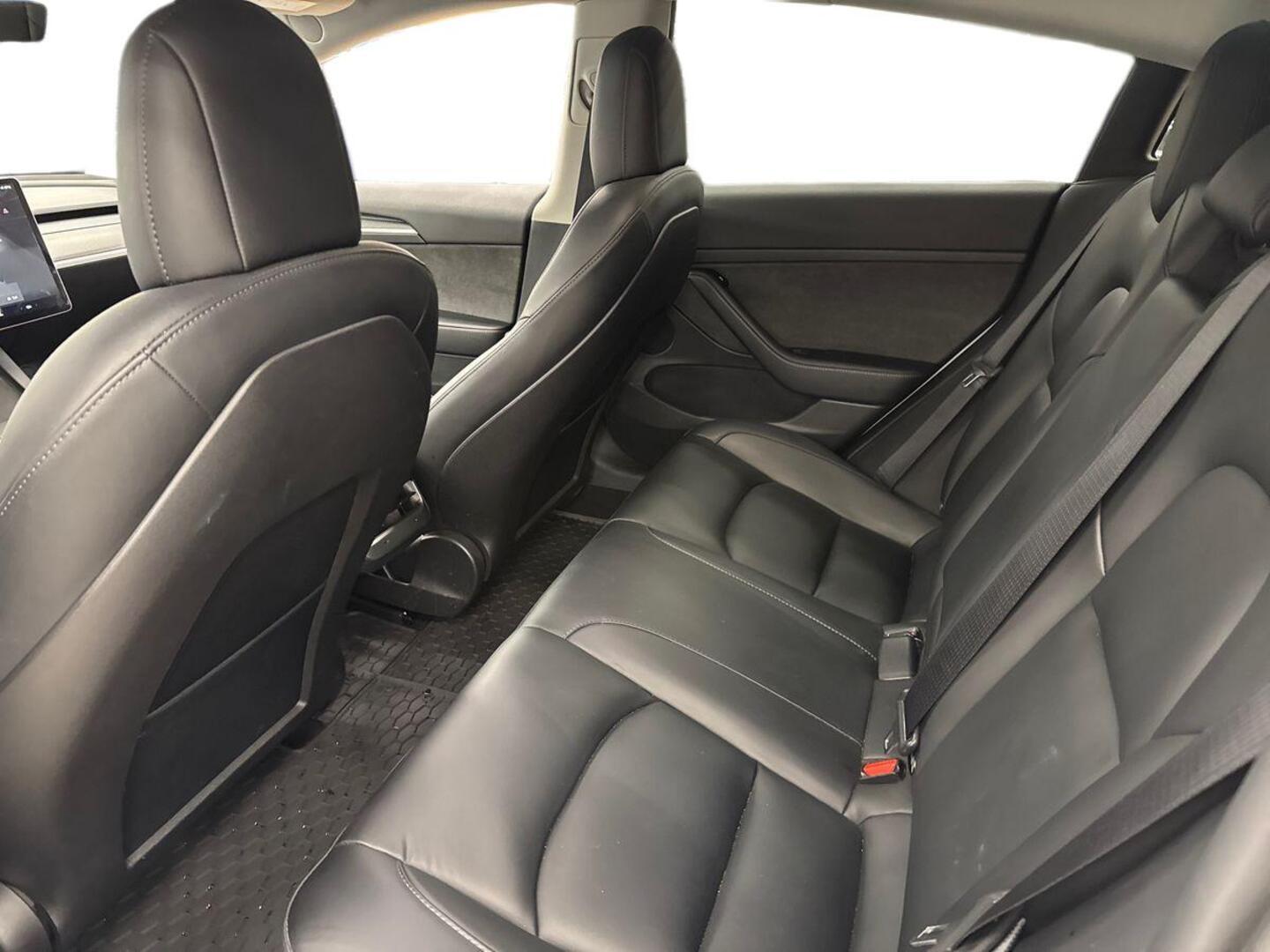 TESLA Model 3 8