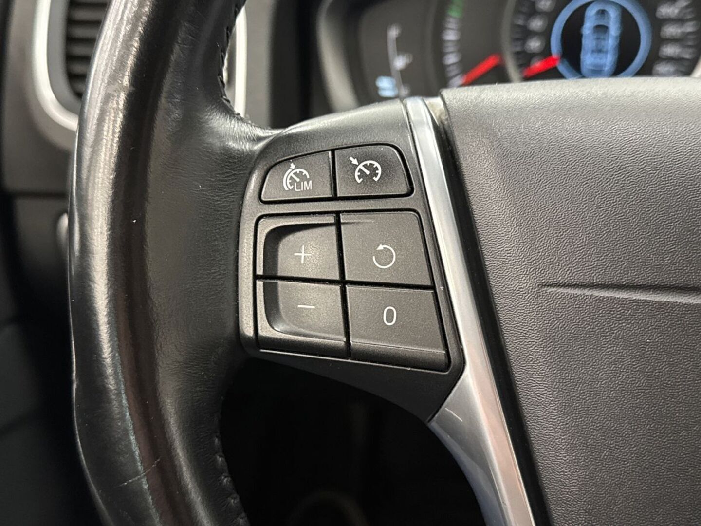 VOLVO V60 2015