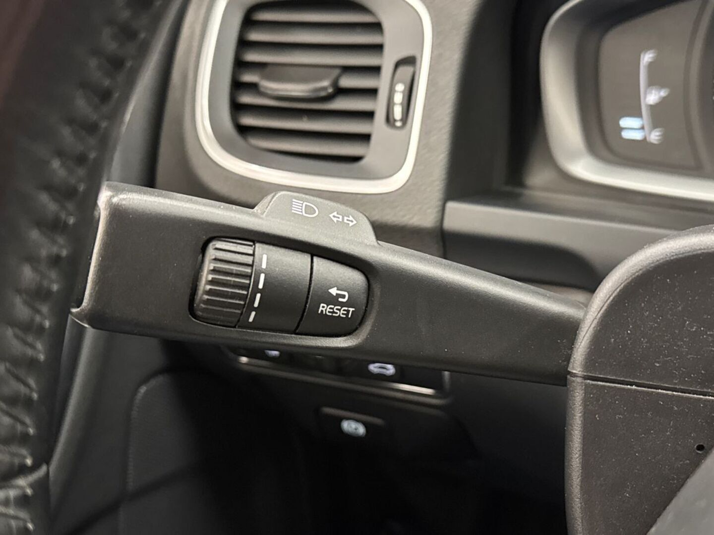 VOLVO V60 2015