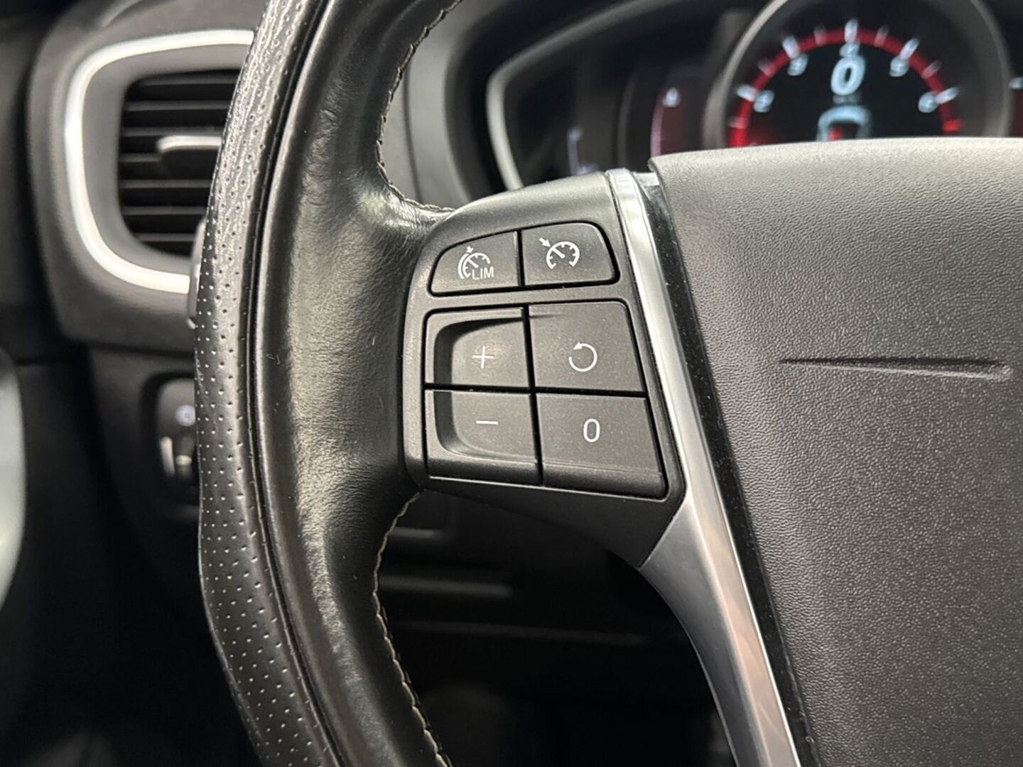 VOLVO V40 2016