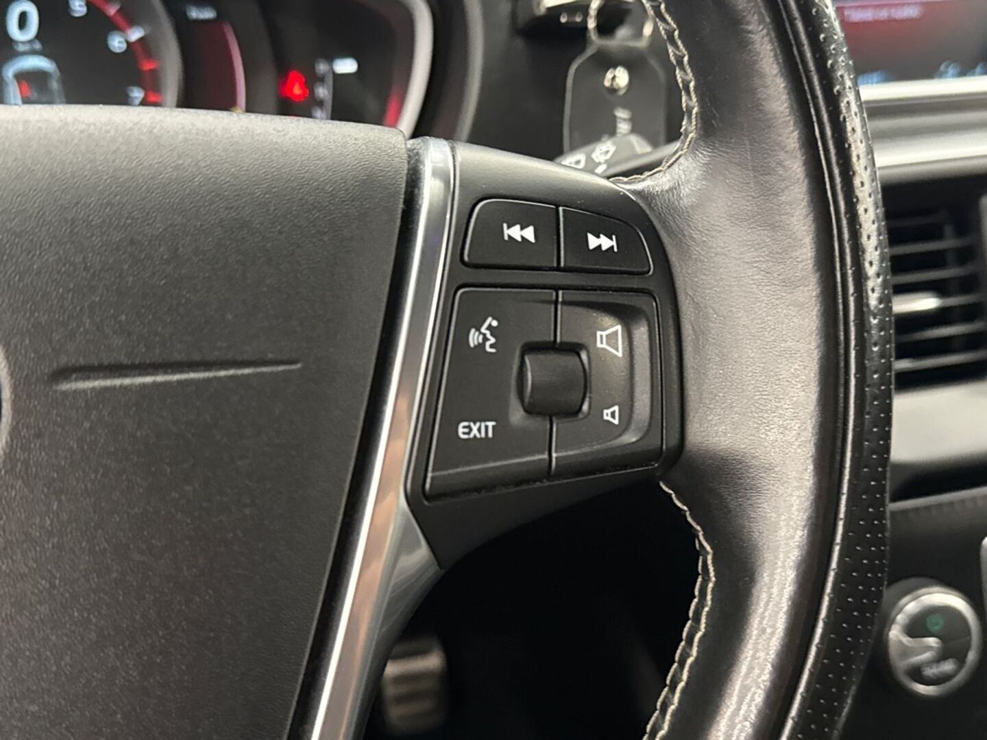 VOLVO V40 2016