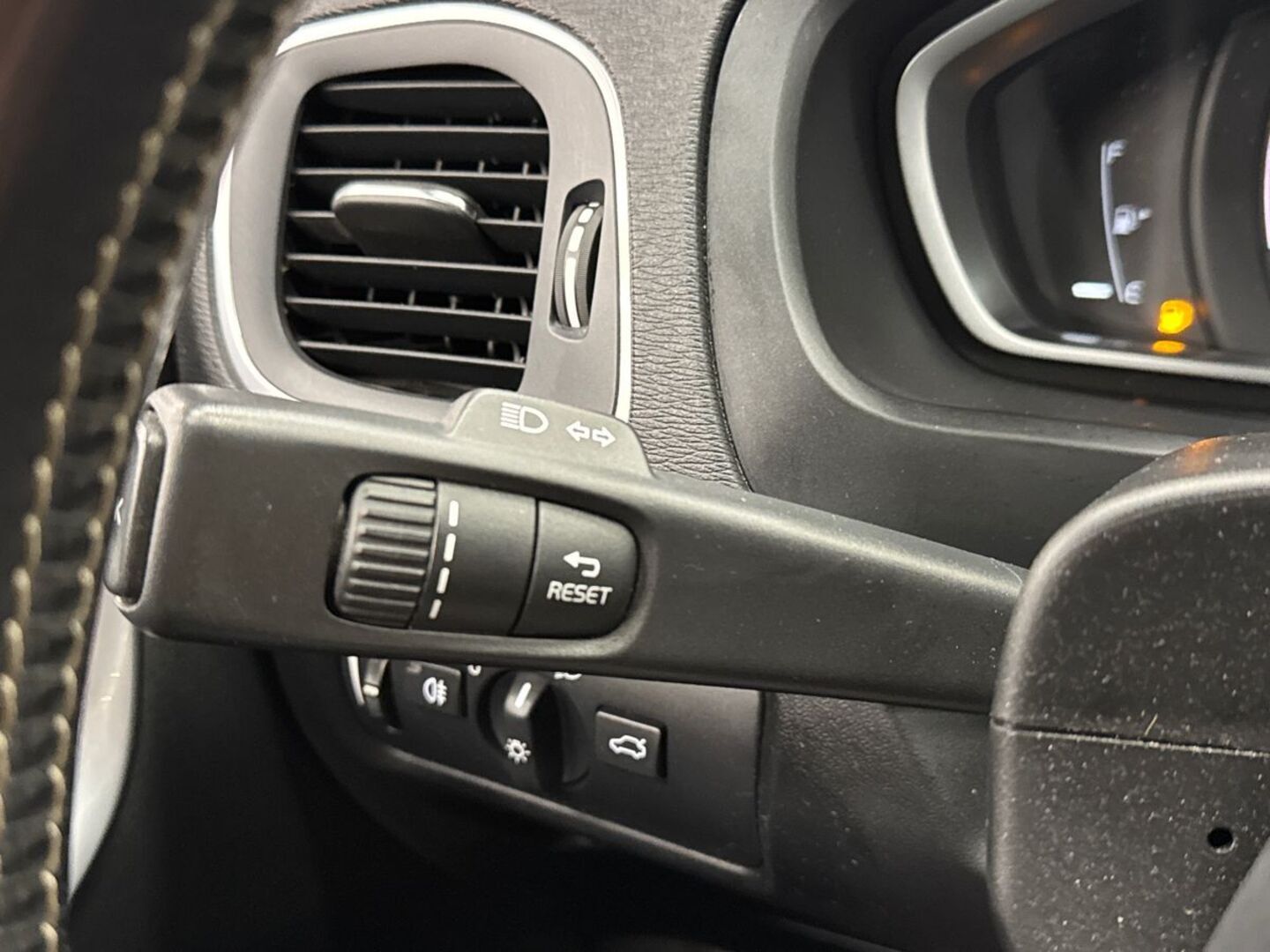 VOLVO V40 2016