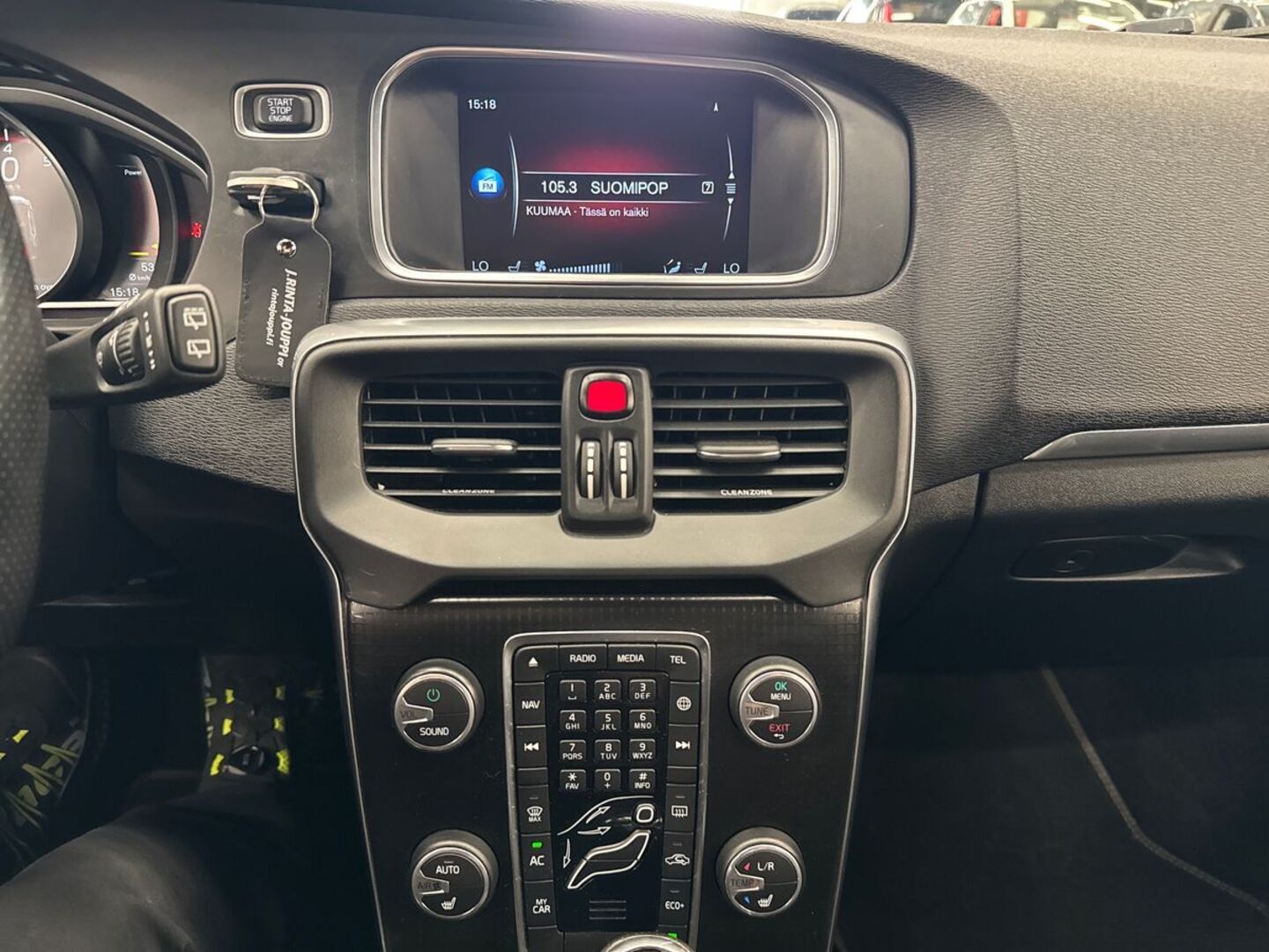 VOLVO V40 2016