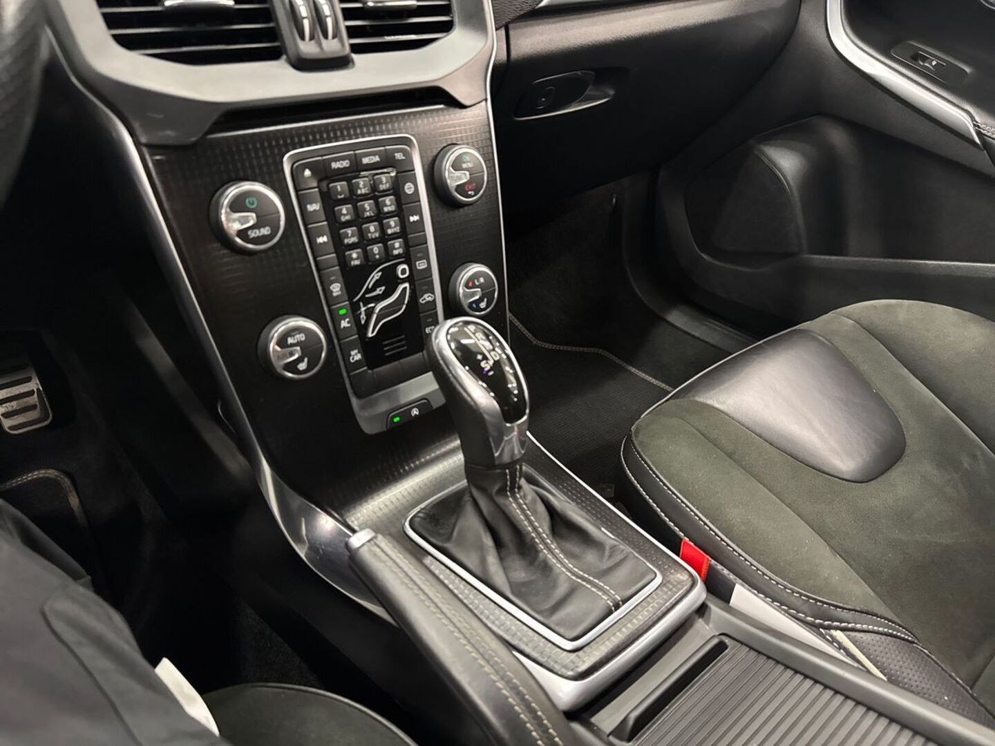 VOLVO V40 2016