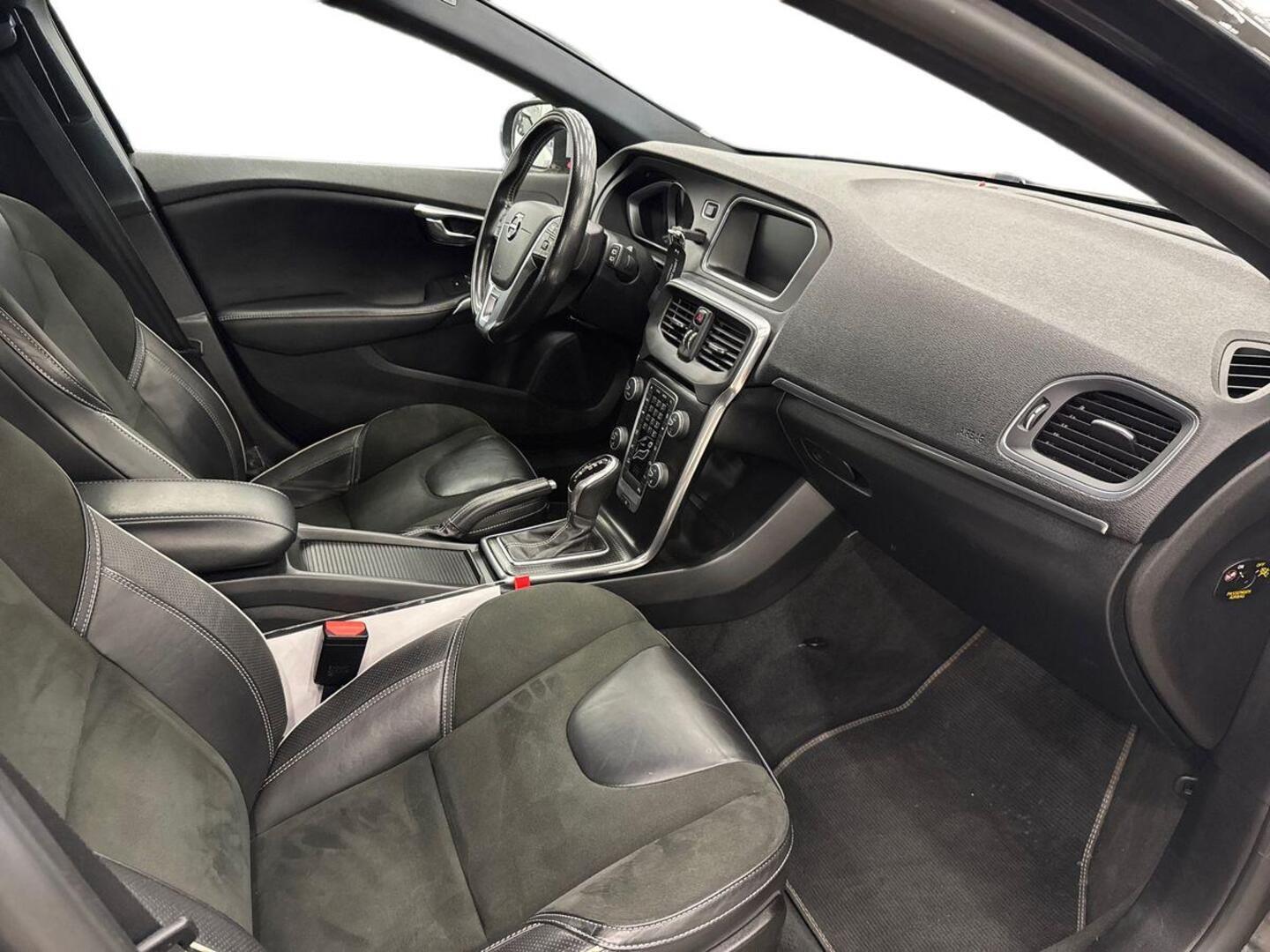 VOLVO V40 2016