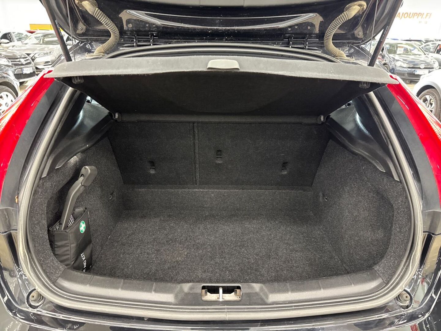 VOLVO V40 2016