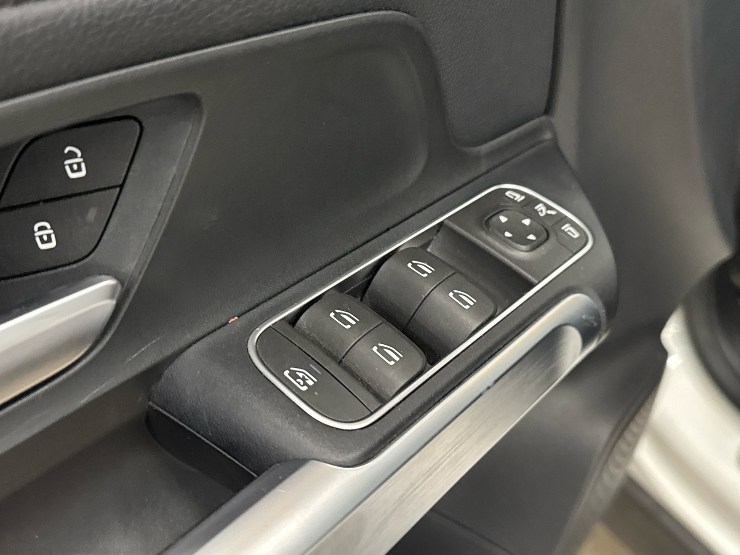 MERCEDES-BENZ EQB 2022