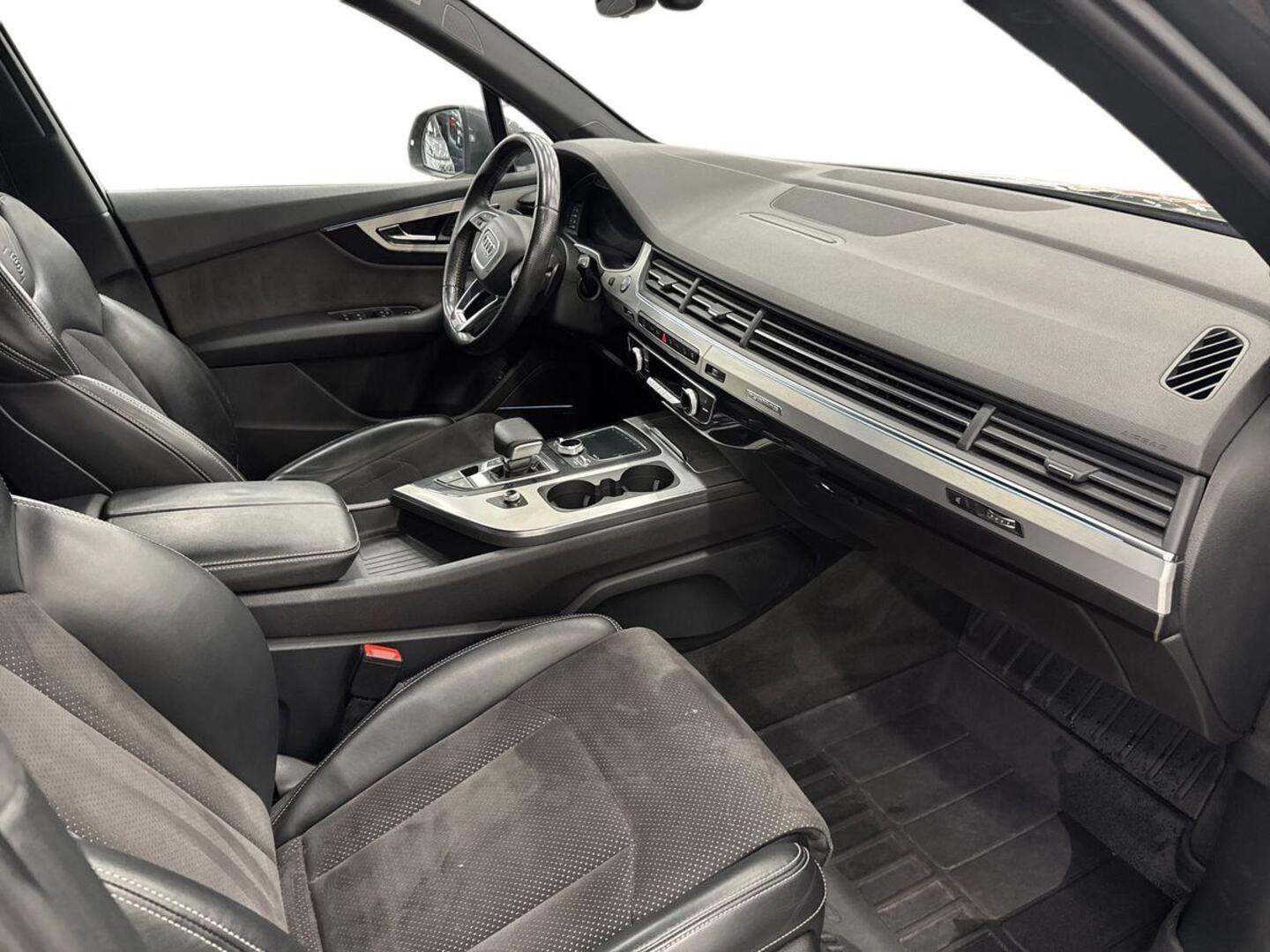 AUDI Q7 2015