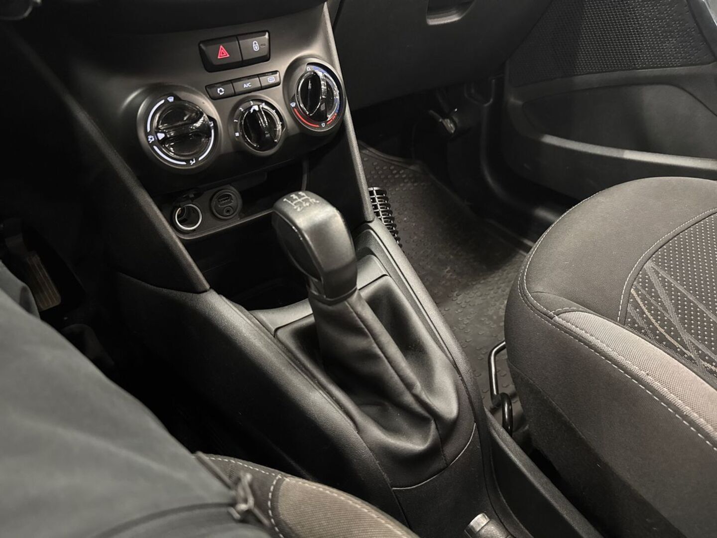 PEUGEOT 208 2014