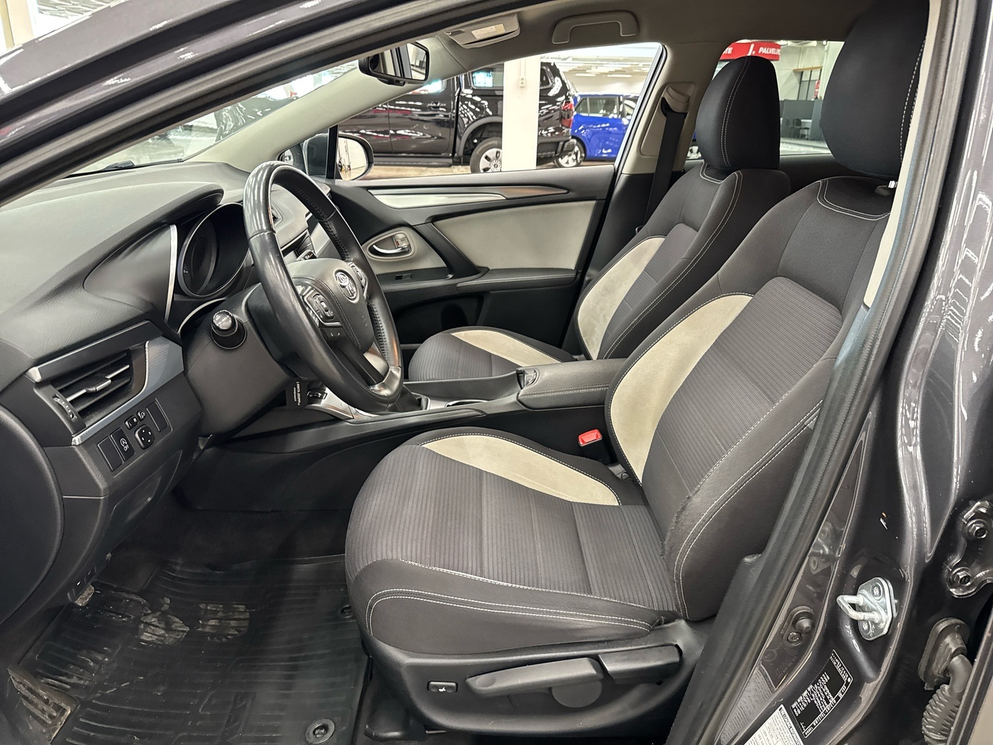 TOYOTA Avensis 2015