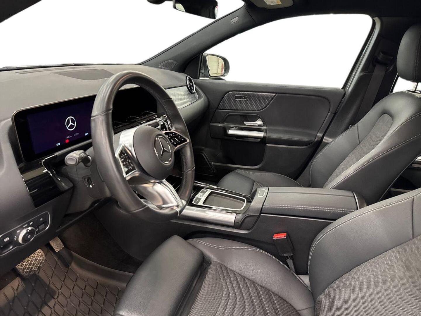 MERCEDES-BENZ GLA 2025