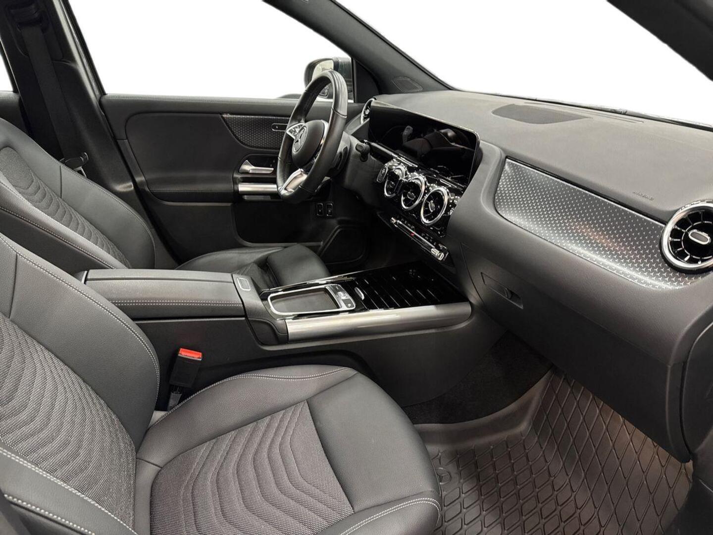 MERCEDES-BENZ GLA 2025