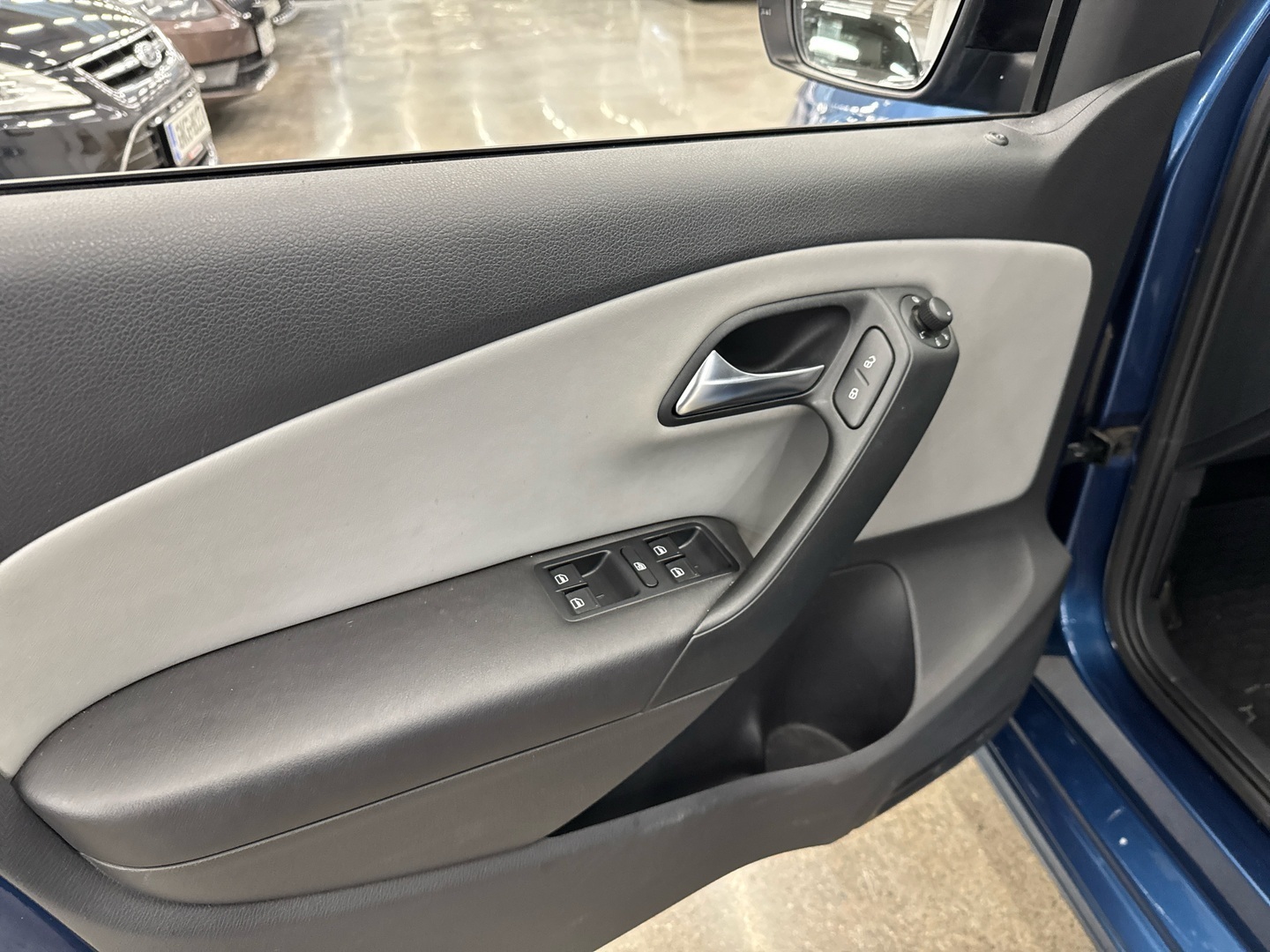 VOLKSWAGEN Polo 2013