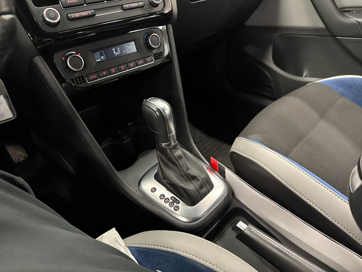 VOLKSWAGEN Polo 2013