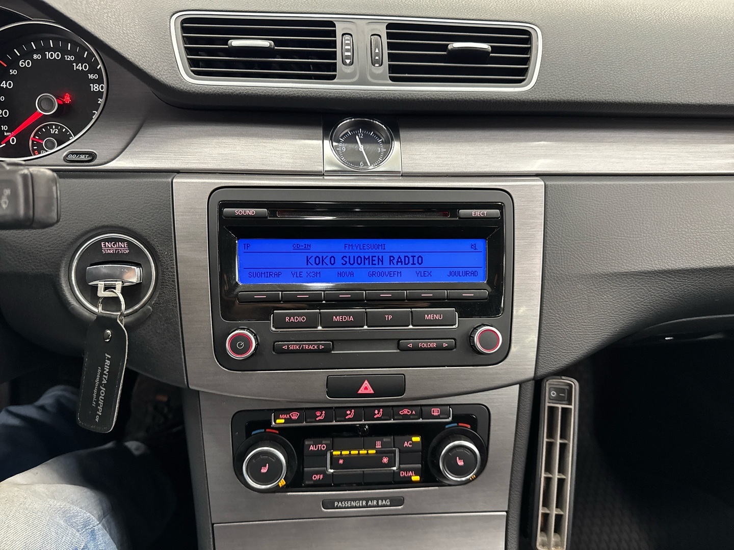 VOLKSWAGEN Passat 2011