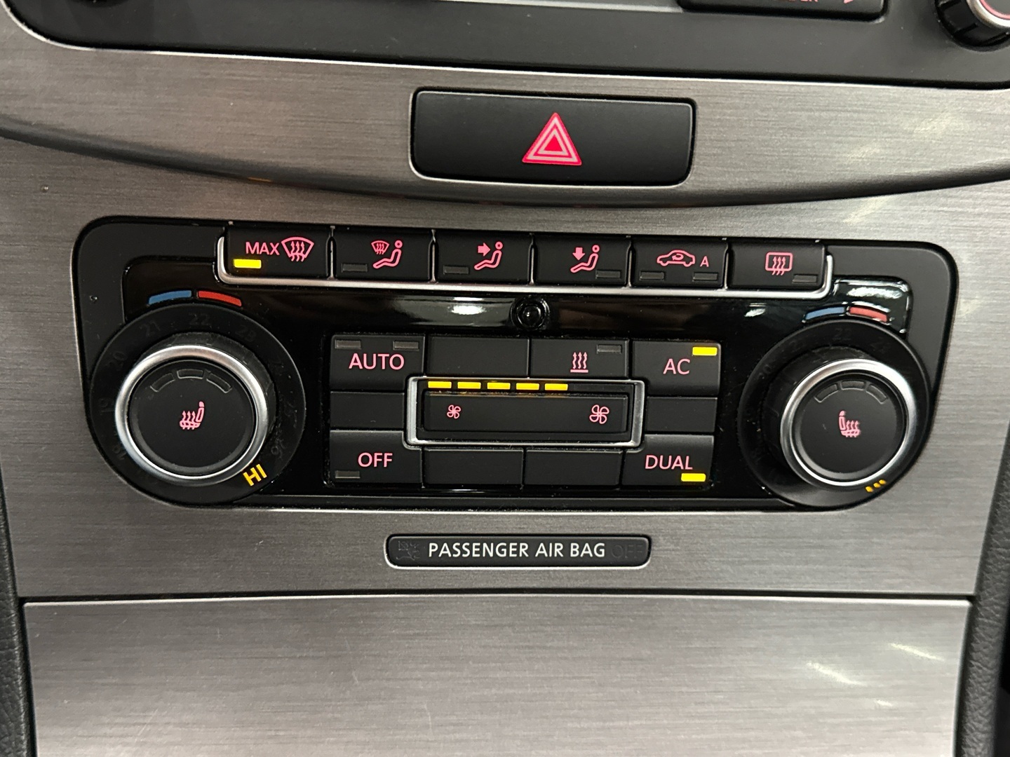 VOLKSWAGEN Passat 2011