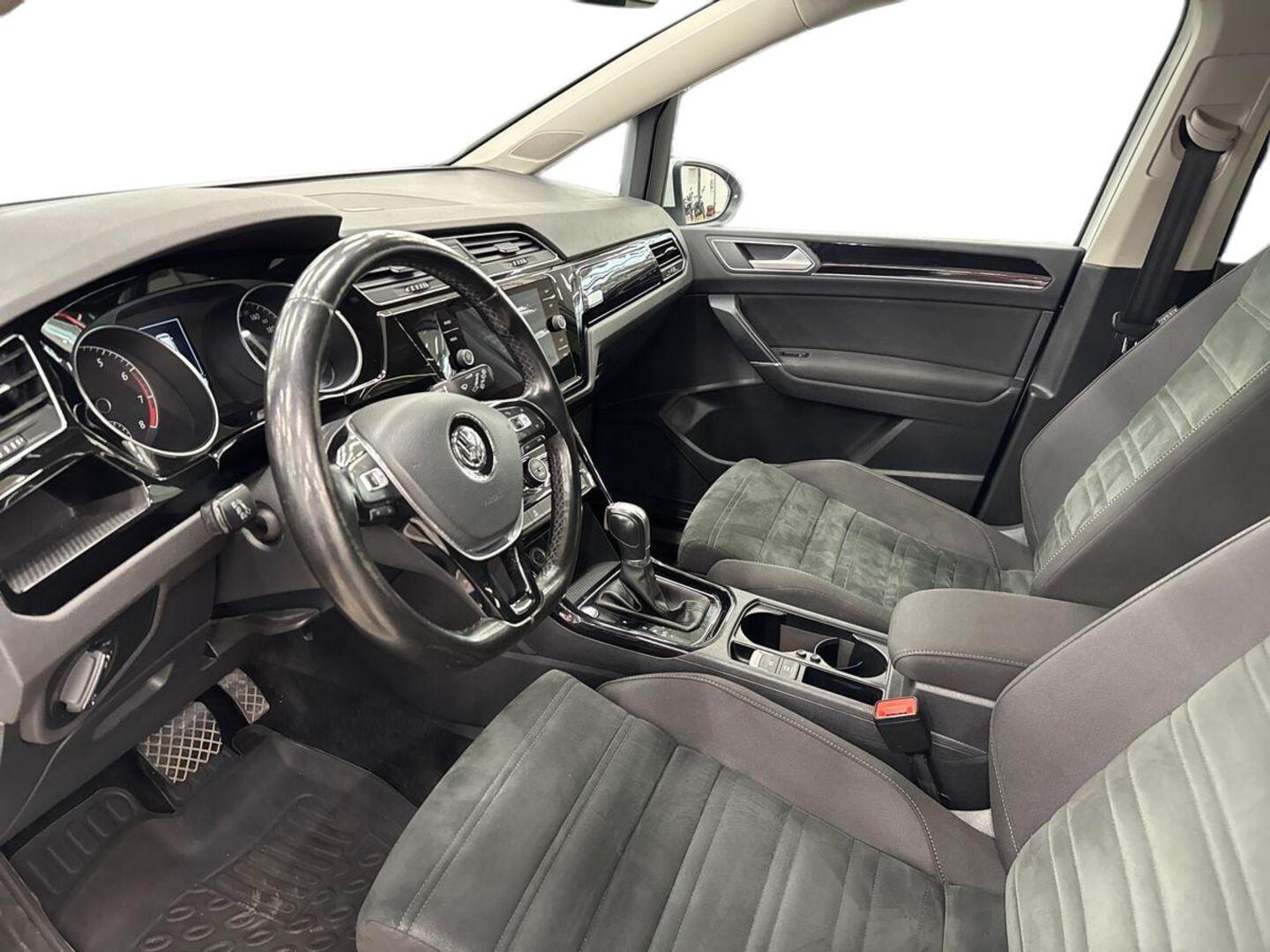 VOLKSWAGEN Touran 2017