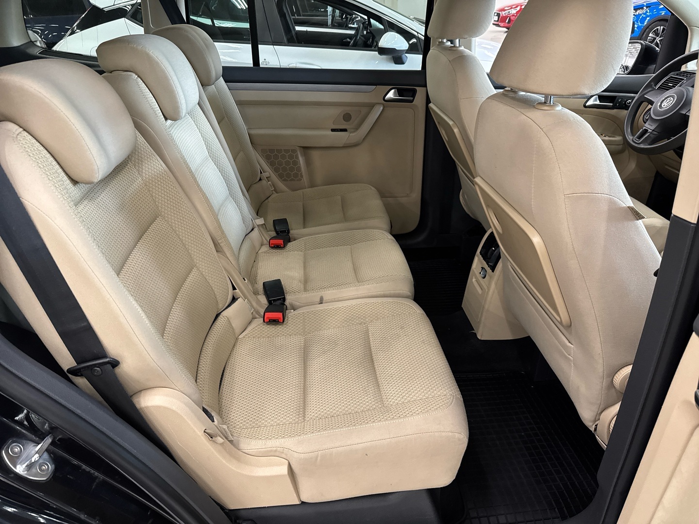 VOLKSWAGEN Touran 2012