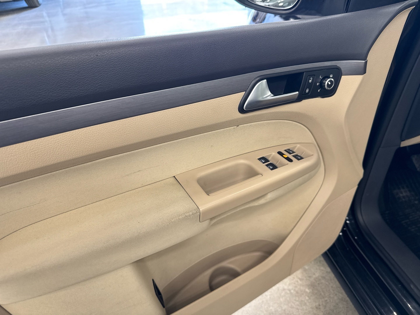 VOLKSWAGEN Touran 2012