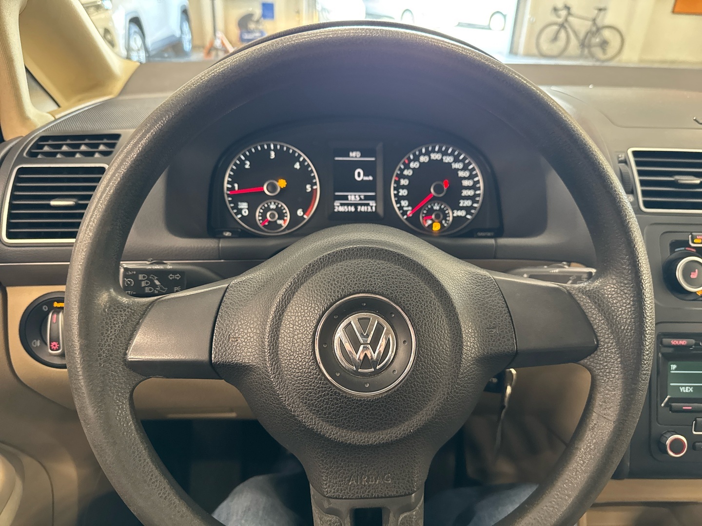 VOLKSWAGEN Touran 2012