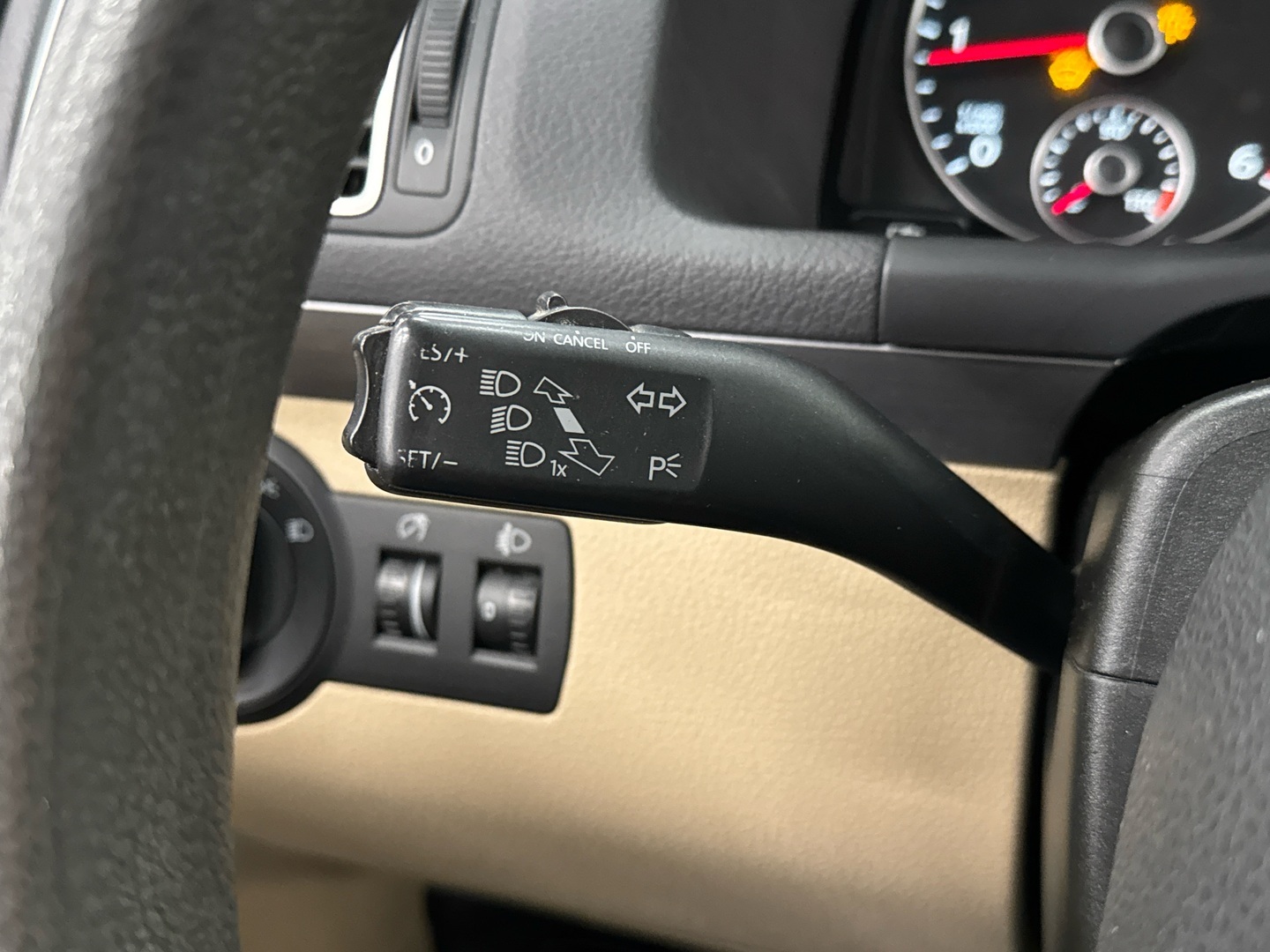 VOLKSWAGEN Touran 2012