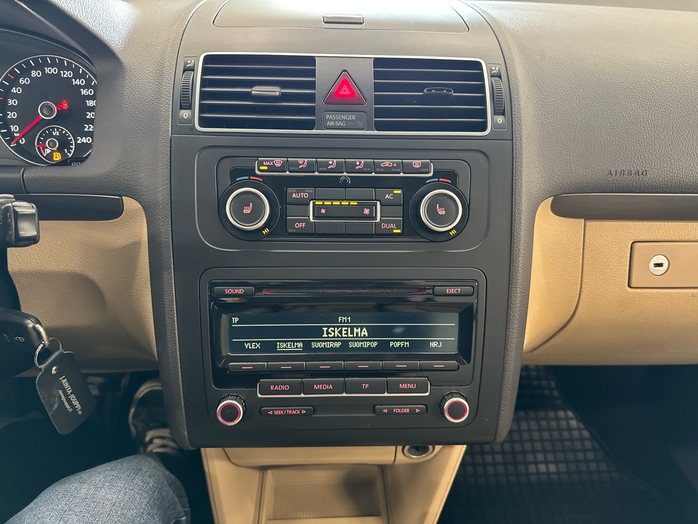 VOLKSWAGEN Touran 2012