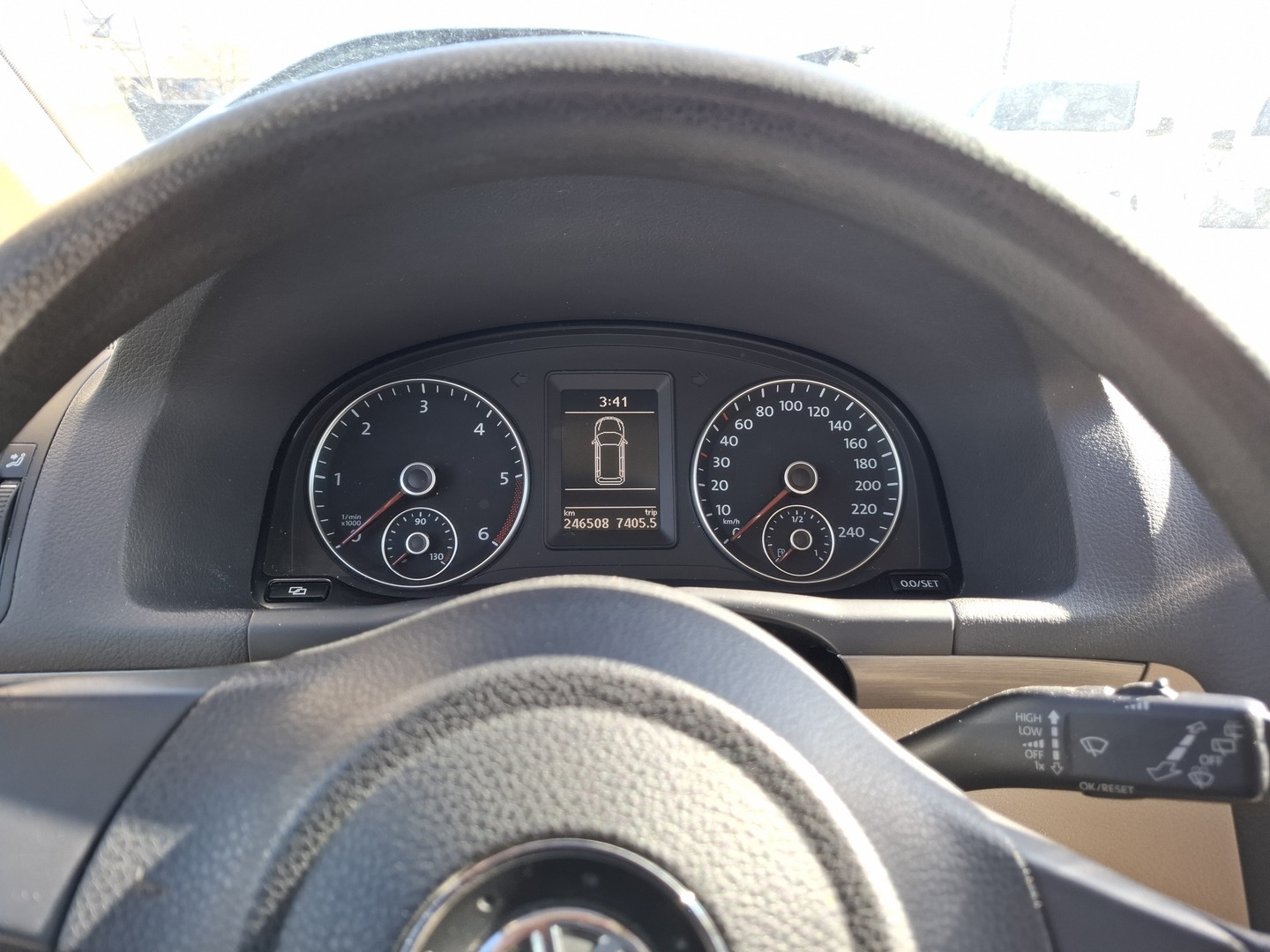 VOLKSWAGEN Touran 2012