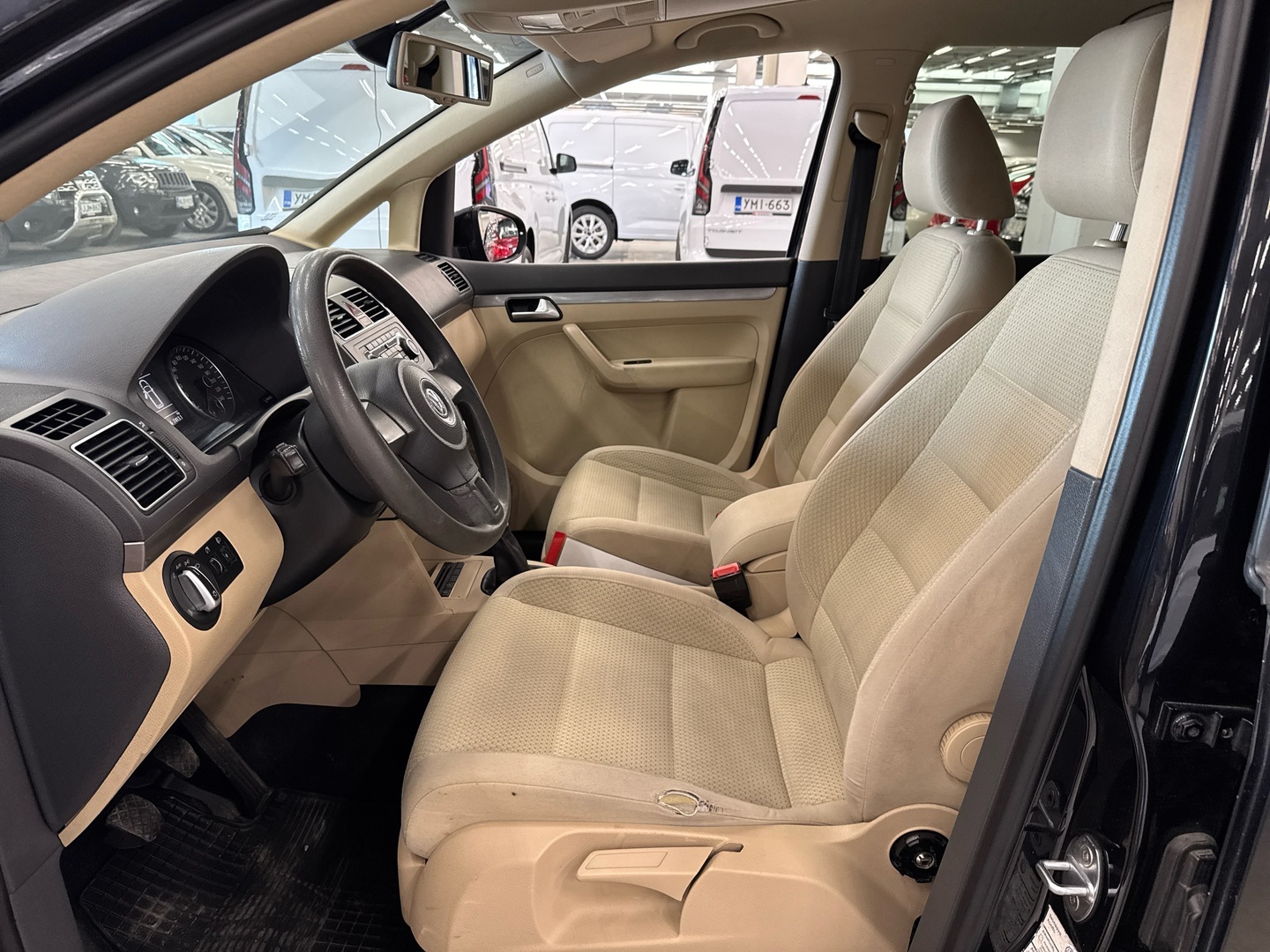 VOLKSWAGEN Touran 2012